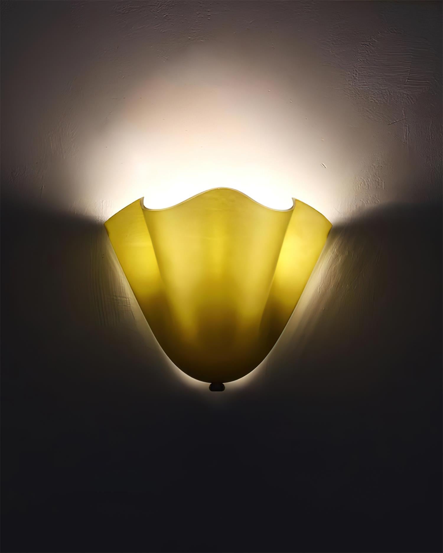 Design Wandleuchte aus mundgeblasenem Glas – Skulpturale Wandbeleuchtung für modernes Interieur