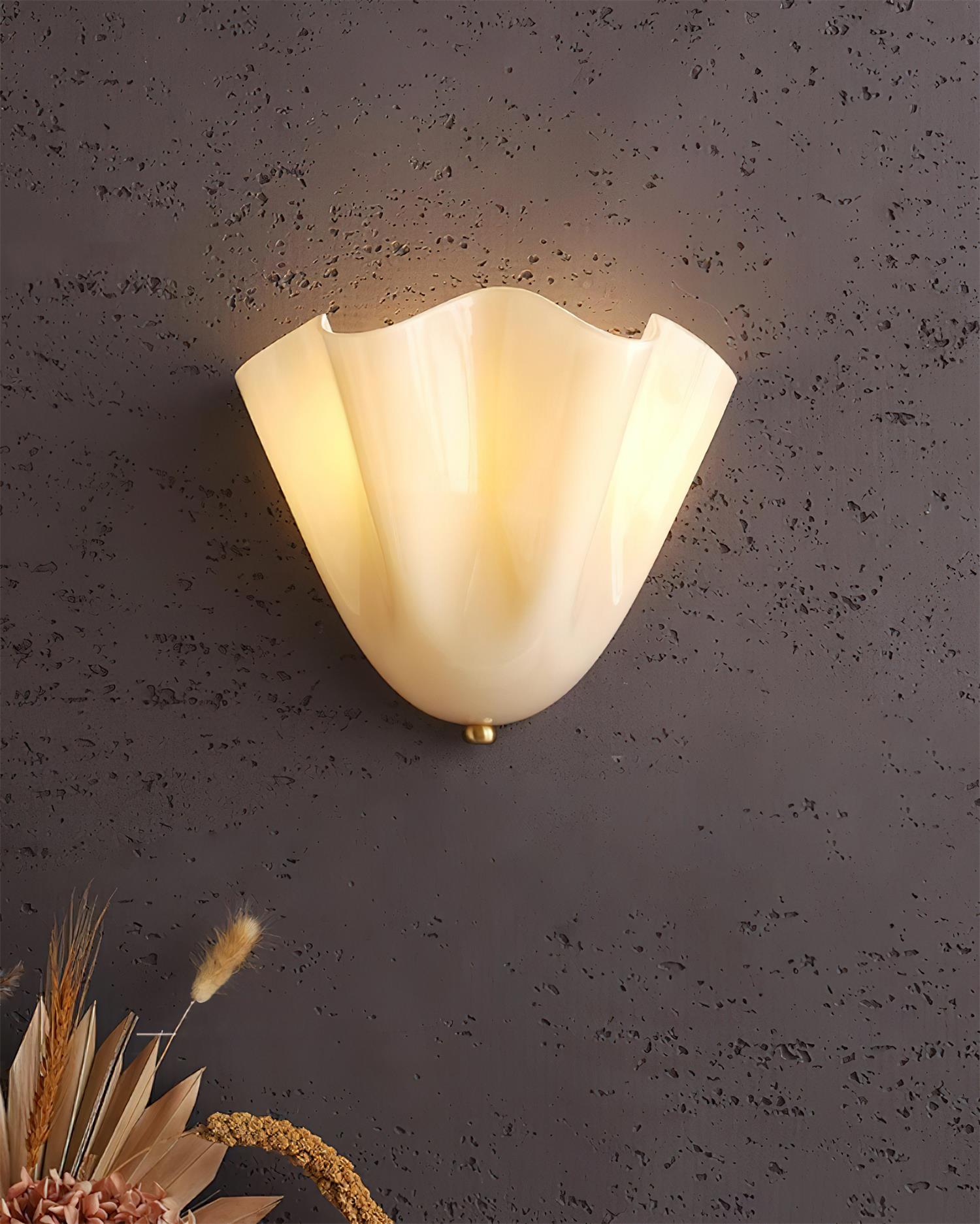 Design Wandleuchte aus mundgeblasenem Glas – Skulpturale Wandbeleuchtung für modernes Interieur