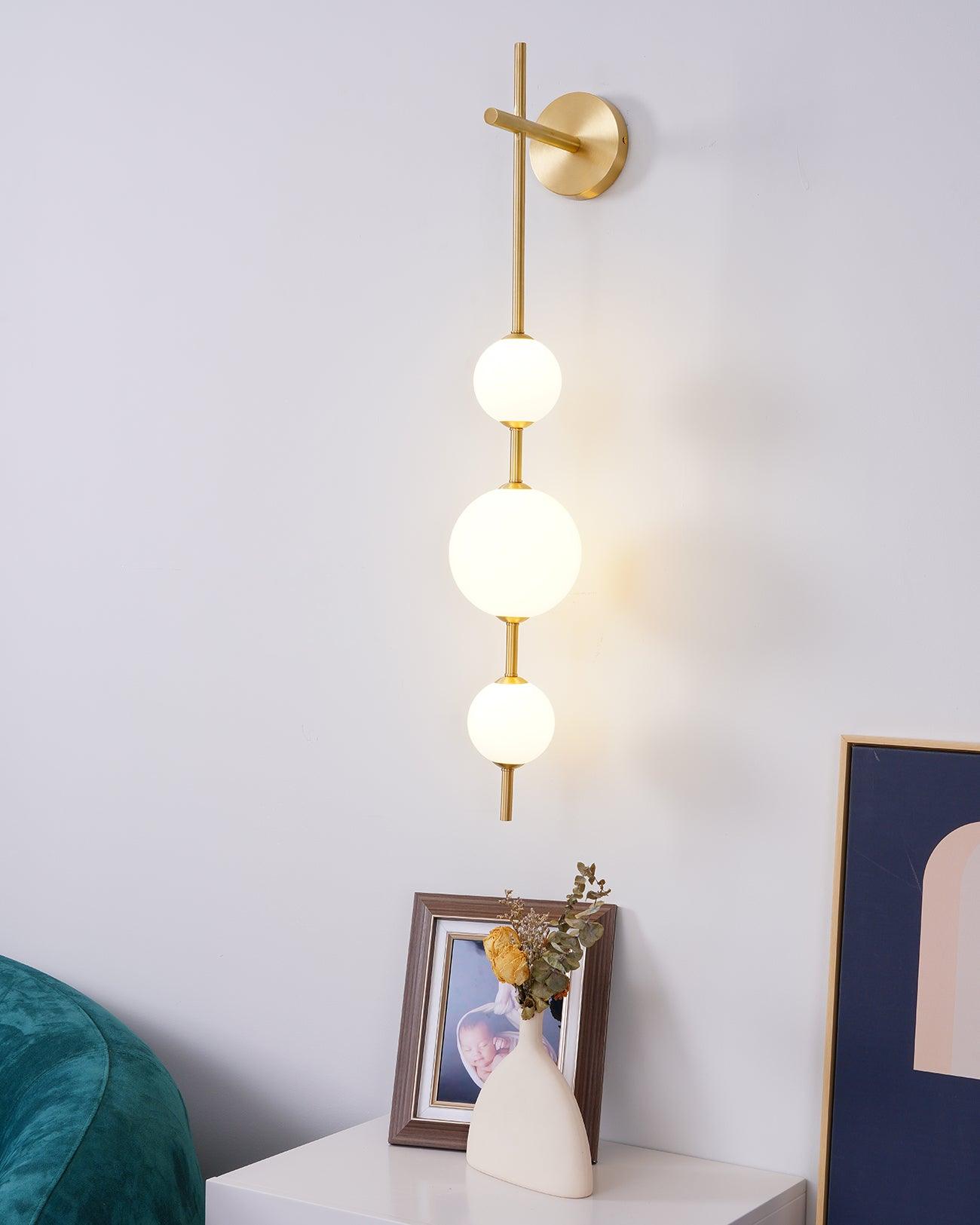 Verticale Glazen Bol Wandlamp – Moderne Wandverlichting met Gestapelde Bollen – Messing, Zwart of Nikkel – 3 Afmetingen | Sansoti