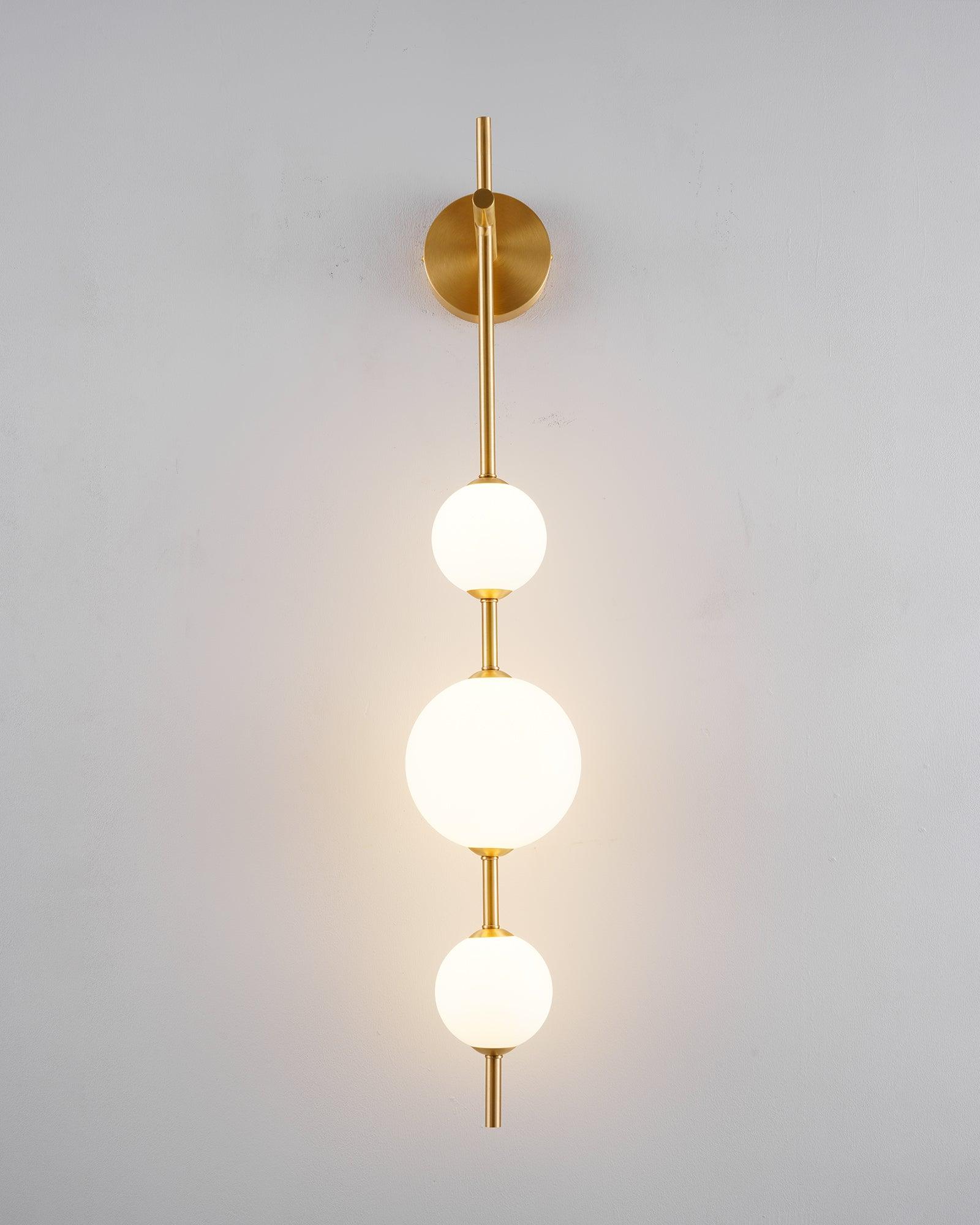 Verticale Glazen Bol Wandlamp – Moderne Wandverlichting met Gestapelde Bollen – Messing, Zwart of Nikkel – 3 Afmetingen | Sansoti