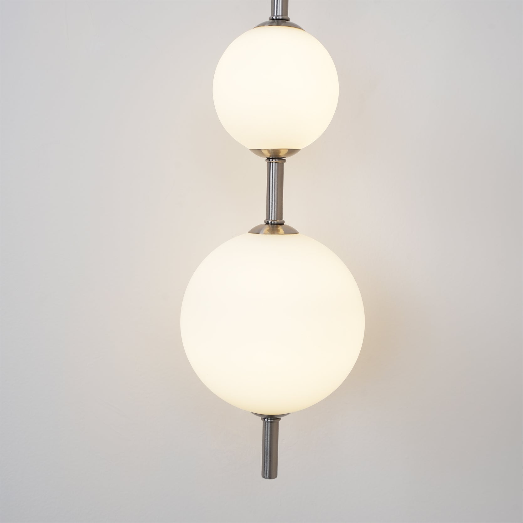 Verticale Glazen Bol Wandlamp – Moderne Wandverlichting met Gestapelde Bollen – Messing, Zwart of Nikkel – 3 Afmetingen | Sansoti