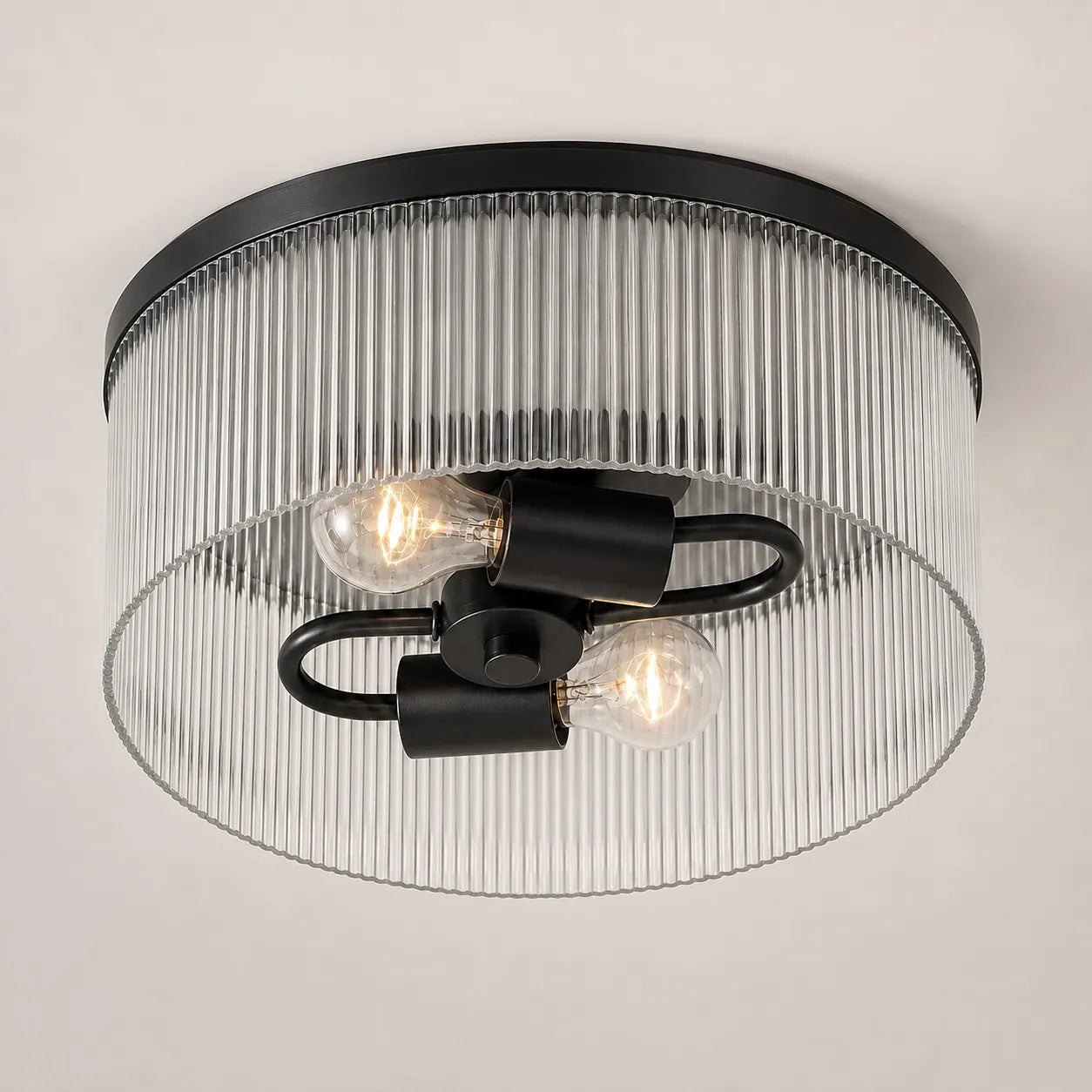 Ronde Plafondlamp met Geribbeld Glas en Landelijke Afwerking – Warm Sfeerlicht voor Lage Plafonds | Sansoti