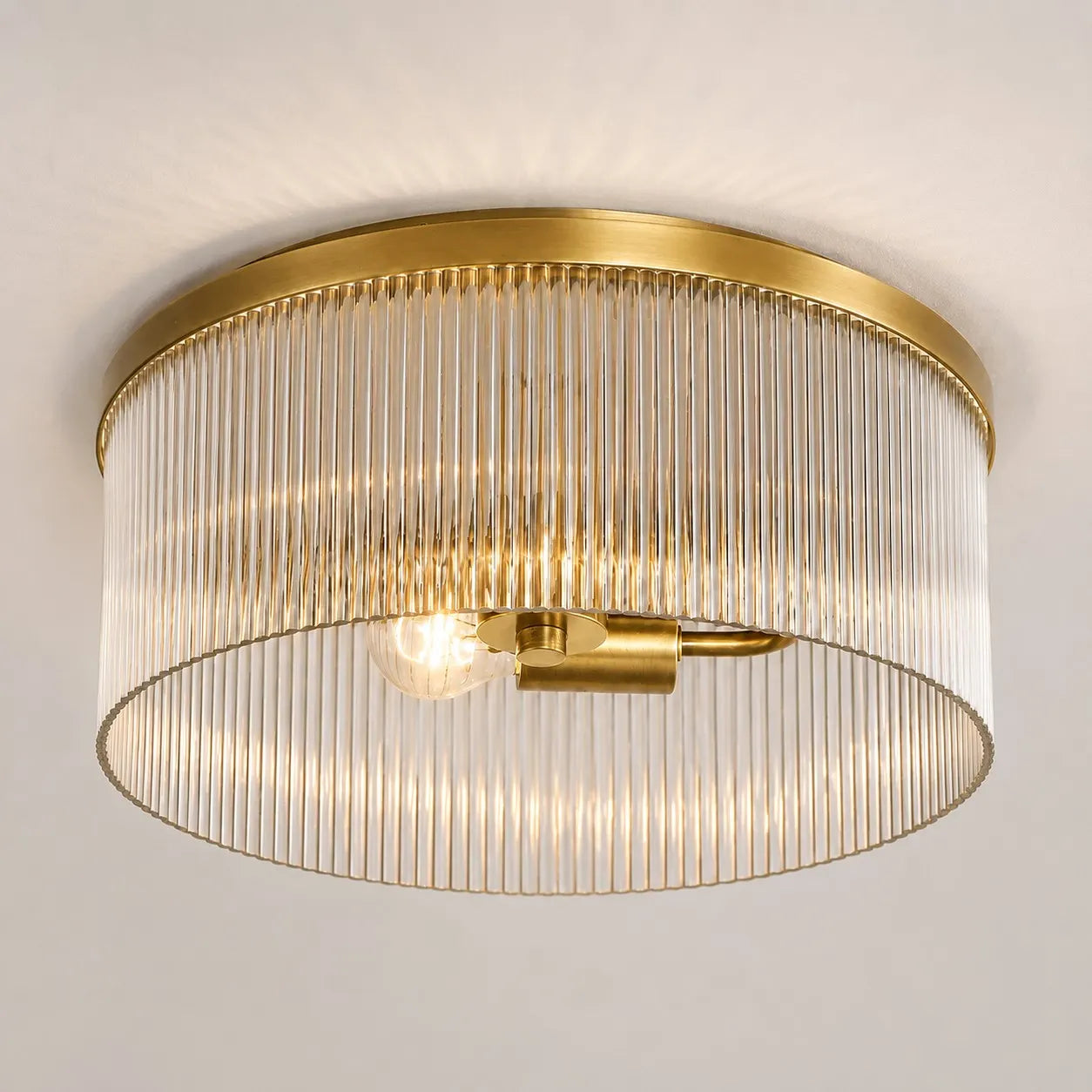 Ronde Plafondlamp met Geribbeld Glas en Landelijke Afwerking – Warm Sfeerlicht voor Lage Plafonds | Sansoti