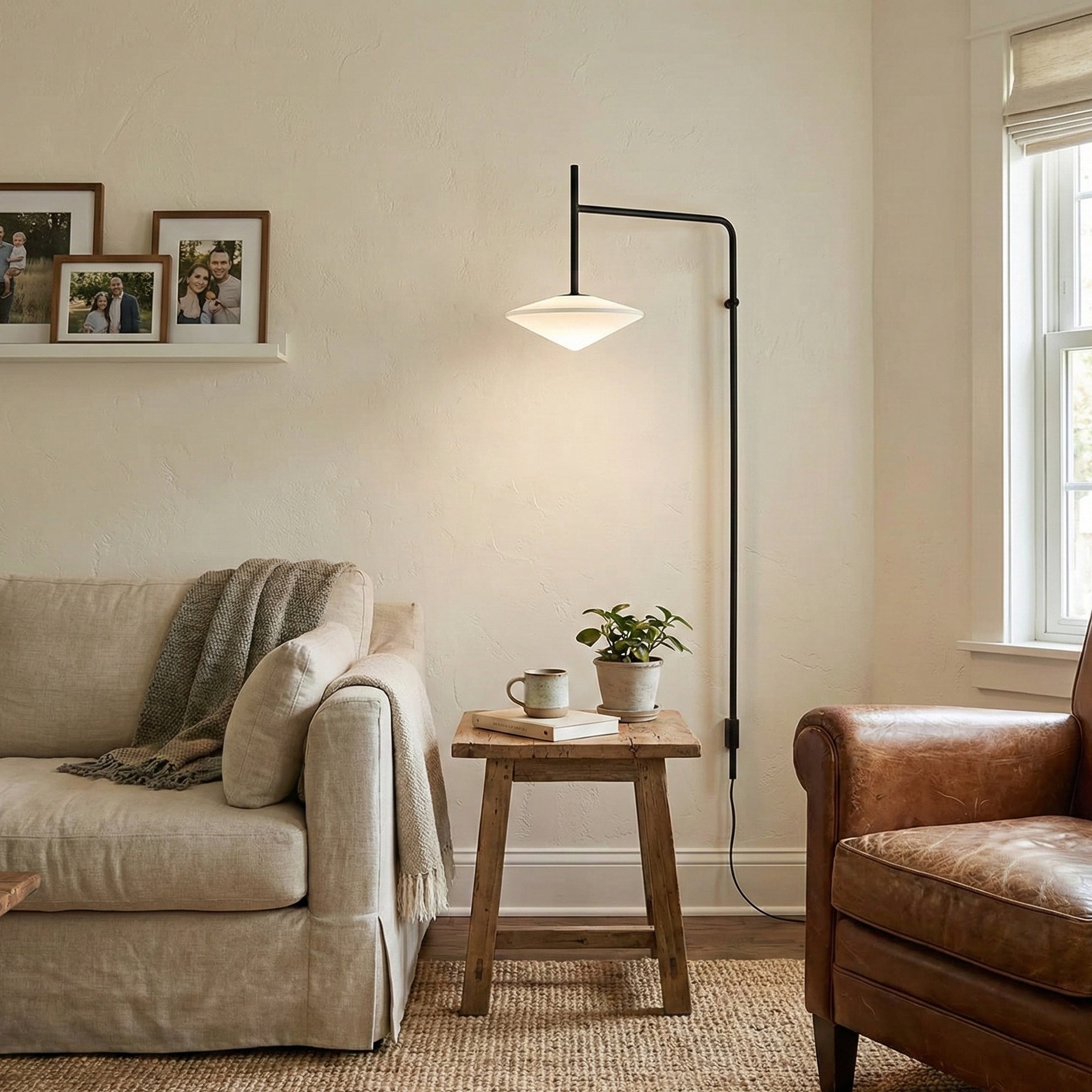 Verstelbare Wandlamp met Zwenkarm | Mondgeblazen Glazen Kap | Stekkermodel | Sansoti