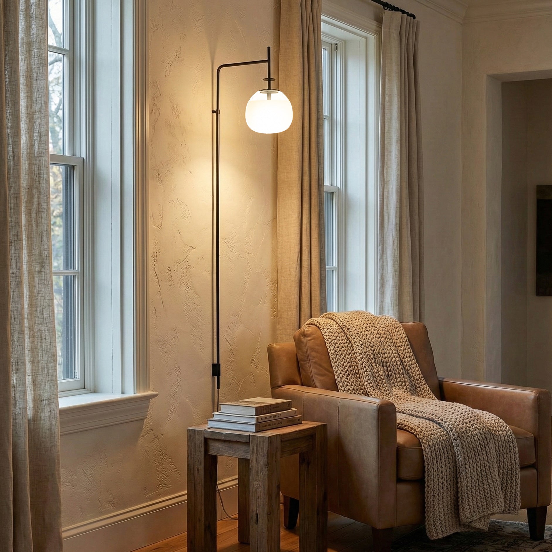 Verstelbare Wandlamp met Zwenkarm | Mondgeblazen Glazen Kap | Stekkermodel | Sansoti