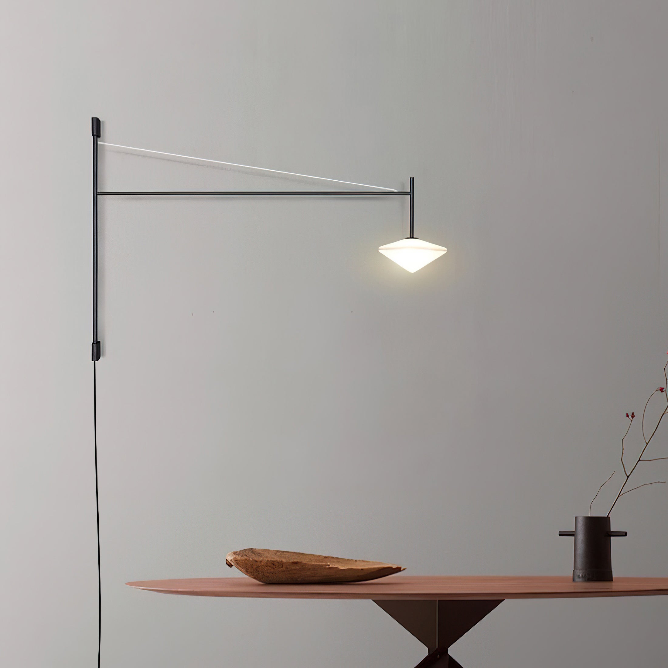 Verstelbare Wandlamp met Zwenkarm | Mondgeblazen Glazen Kap | Stekkermodel | Sansoti