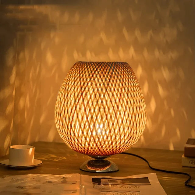 Rustieke Bamboe Tafellamp met Handgemaakte Houten Voet – Vintage Sfeerverlichting voor Woonkamer, Slaapkamer en Bureau | Sansoti