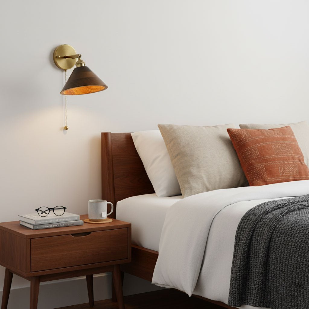 Vintage Wandlamp met Walnoothouten Kap en Messing Armatuur – Dubbele Schakelaar Design | Sansoti