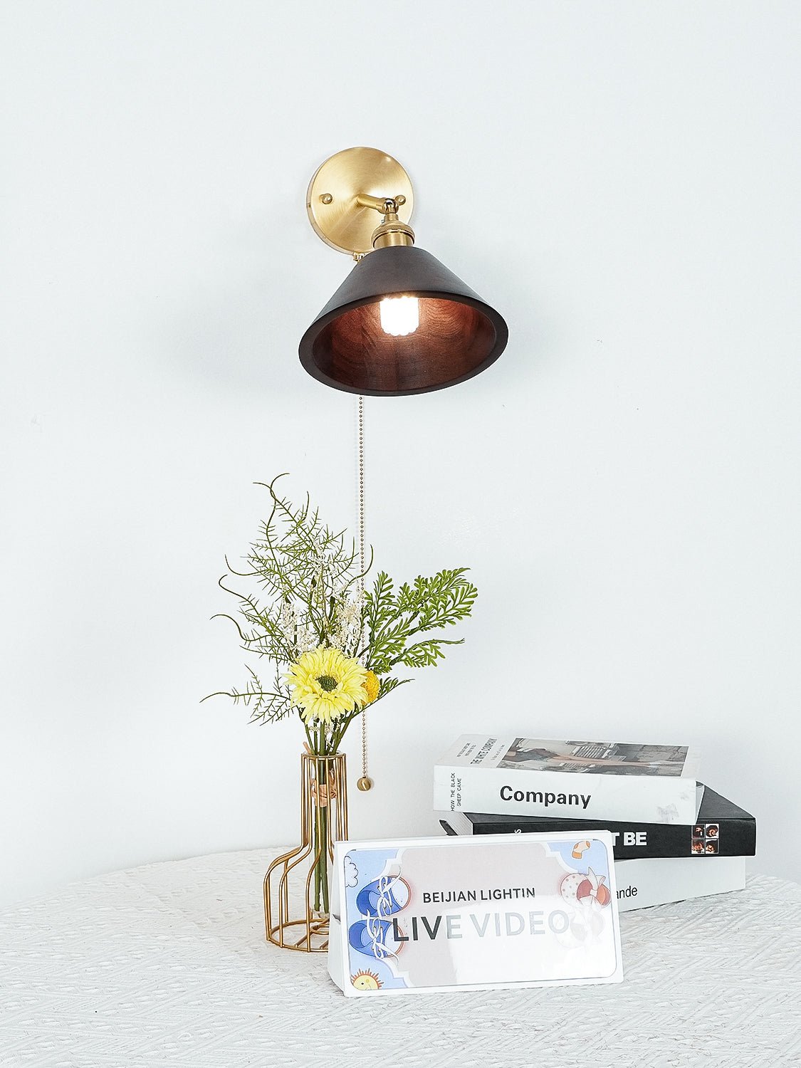 Vintage Wandlamp met Walnoothouten Kap en Messing Armatuur – Dubbele Schakelaar Design | Sansoti