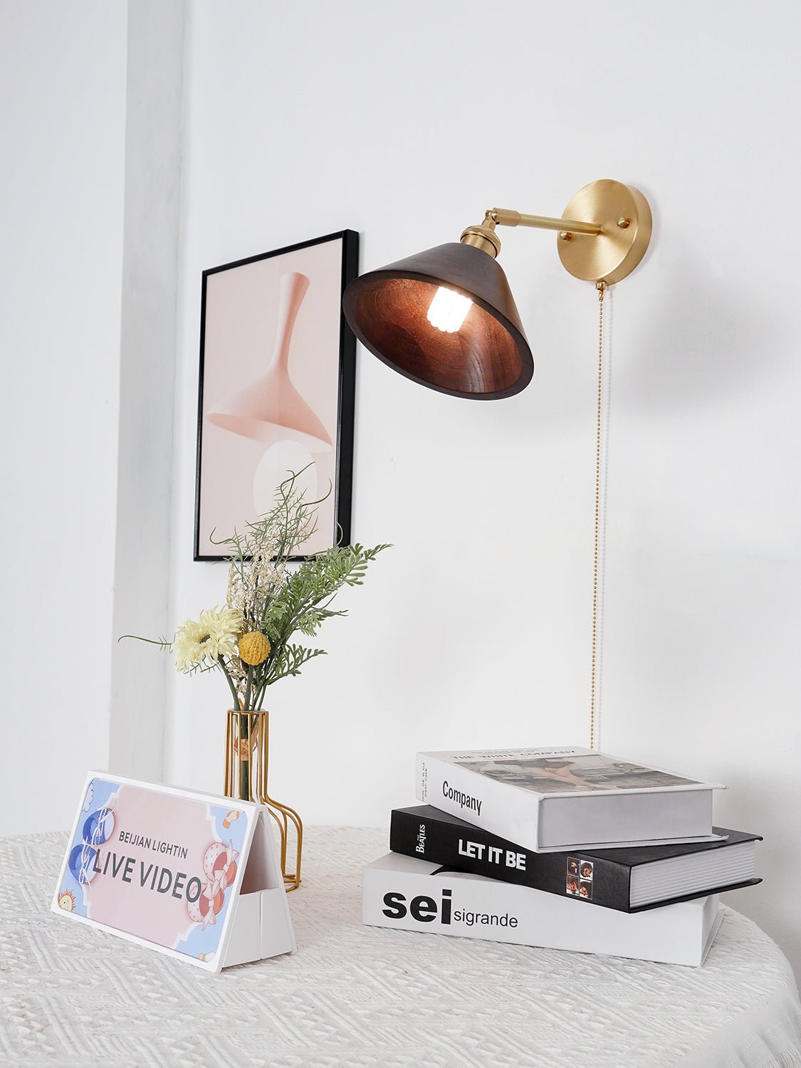 Vintage Wandlamp met Walnoothouten Kap en Messing Armatuur – Dubbele Schakelaar Design | Sansoti