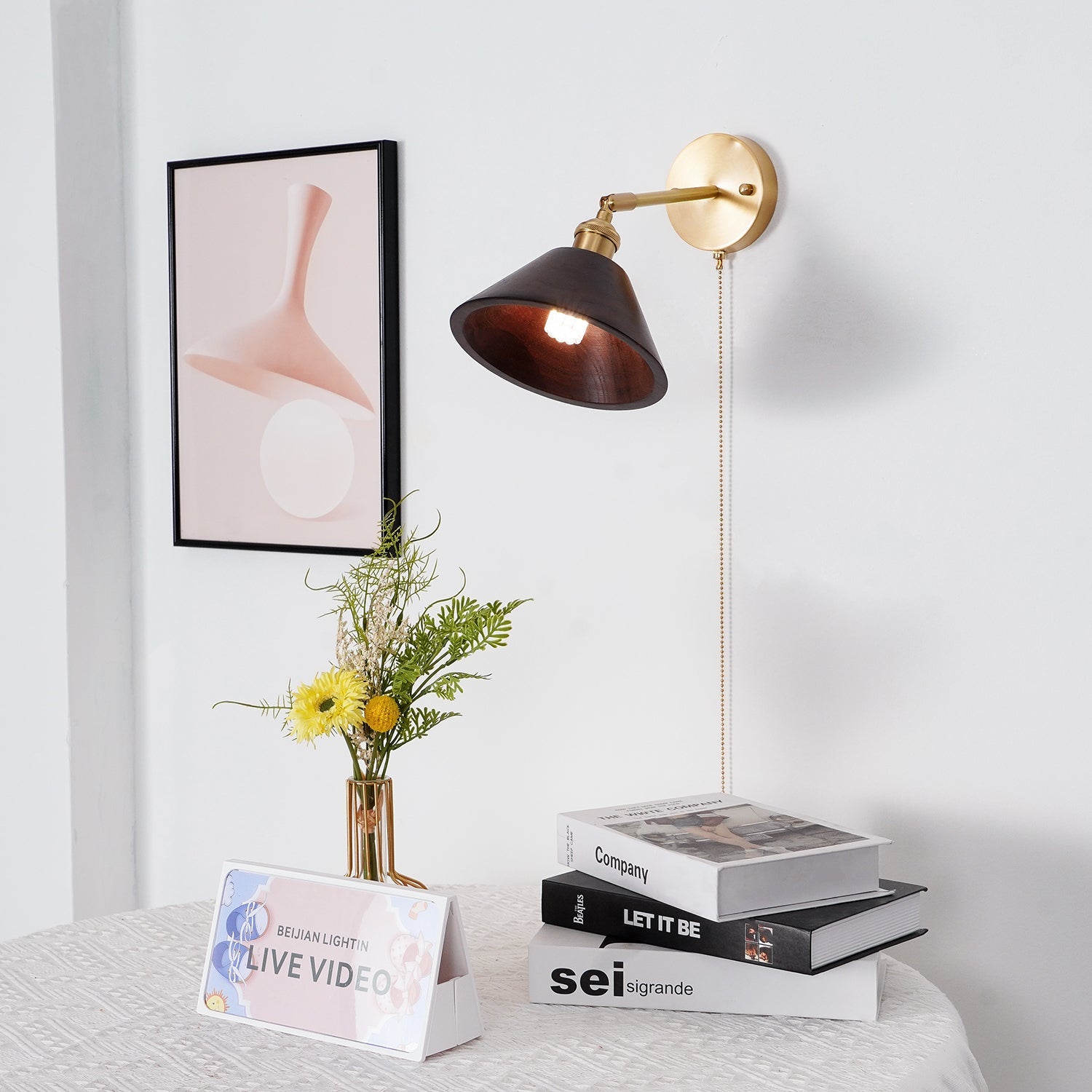 Vintage Wandlamp met Walnoothouten Kap en Messing Armatuur – Dubbele Schakelaar Design | Sansoti
