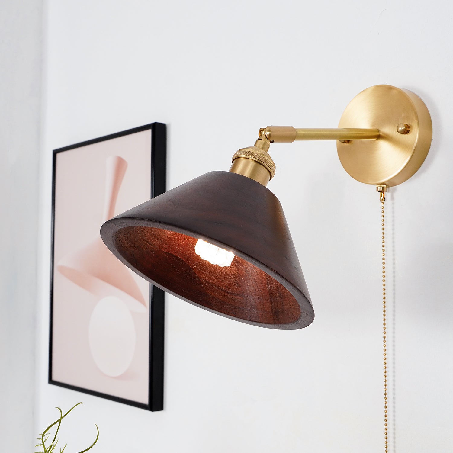 Vintage Wandlamp met Walnoothouten Kap en Messing Armatuur – Dubbele Schakelaar Design | Sansoti