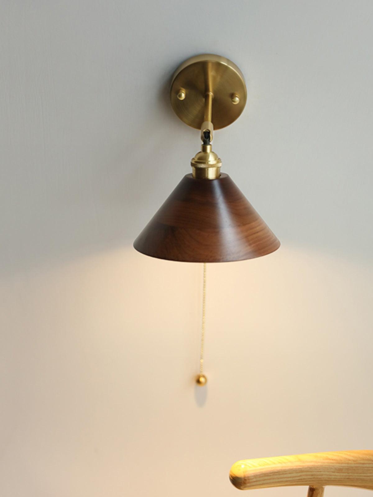 Vintage Wandlamp met Walnoothouten Kap en Messing Armatuur – Dubbele Schakelaar Design | Sansoti