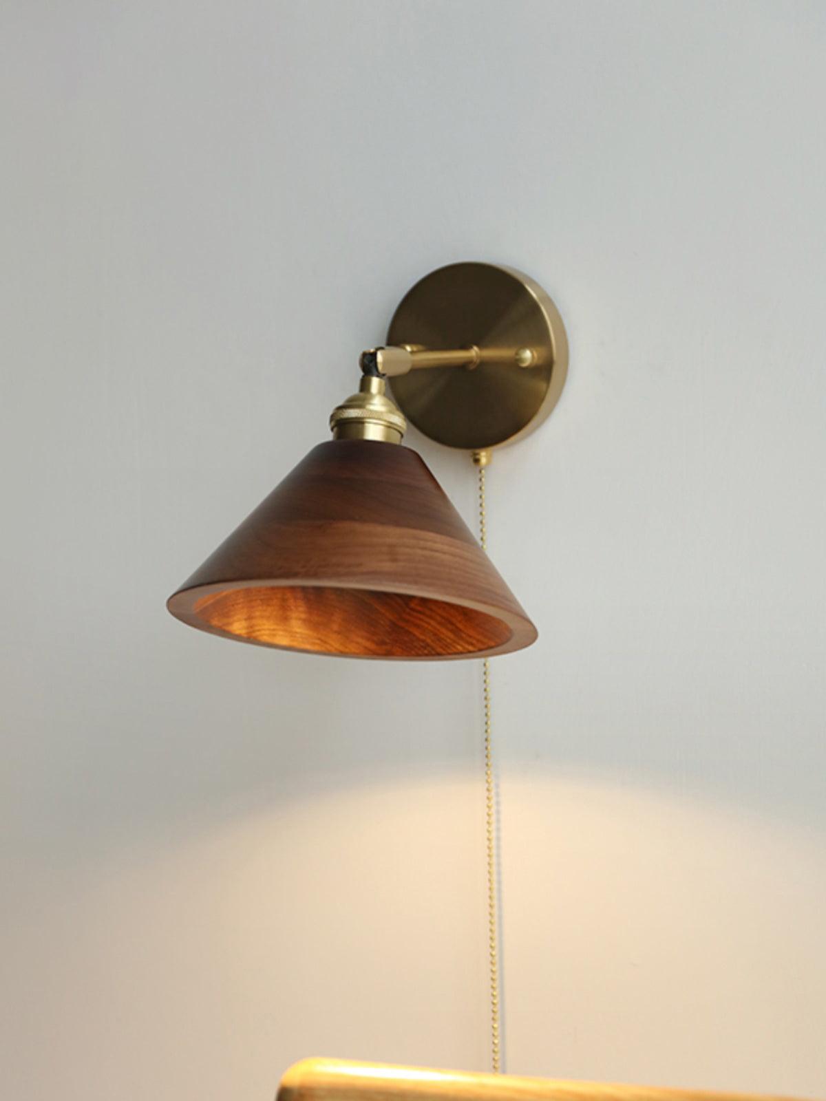 Vintage Wandlamp met Walnoothouten Kap en Messing Armatuur – Dubbele Schakelaar Design | Sansoti