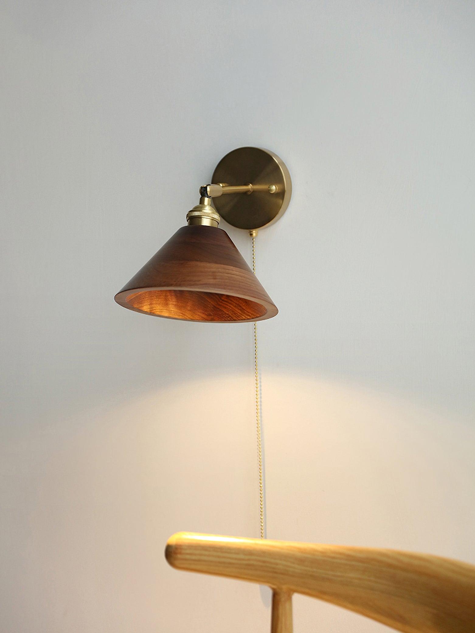 Vintage Wandlamp met Walnoothouten Kap en Messing Armatuur – Dubbele Schakelaar Design | Sansoti