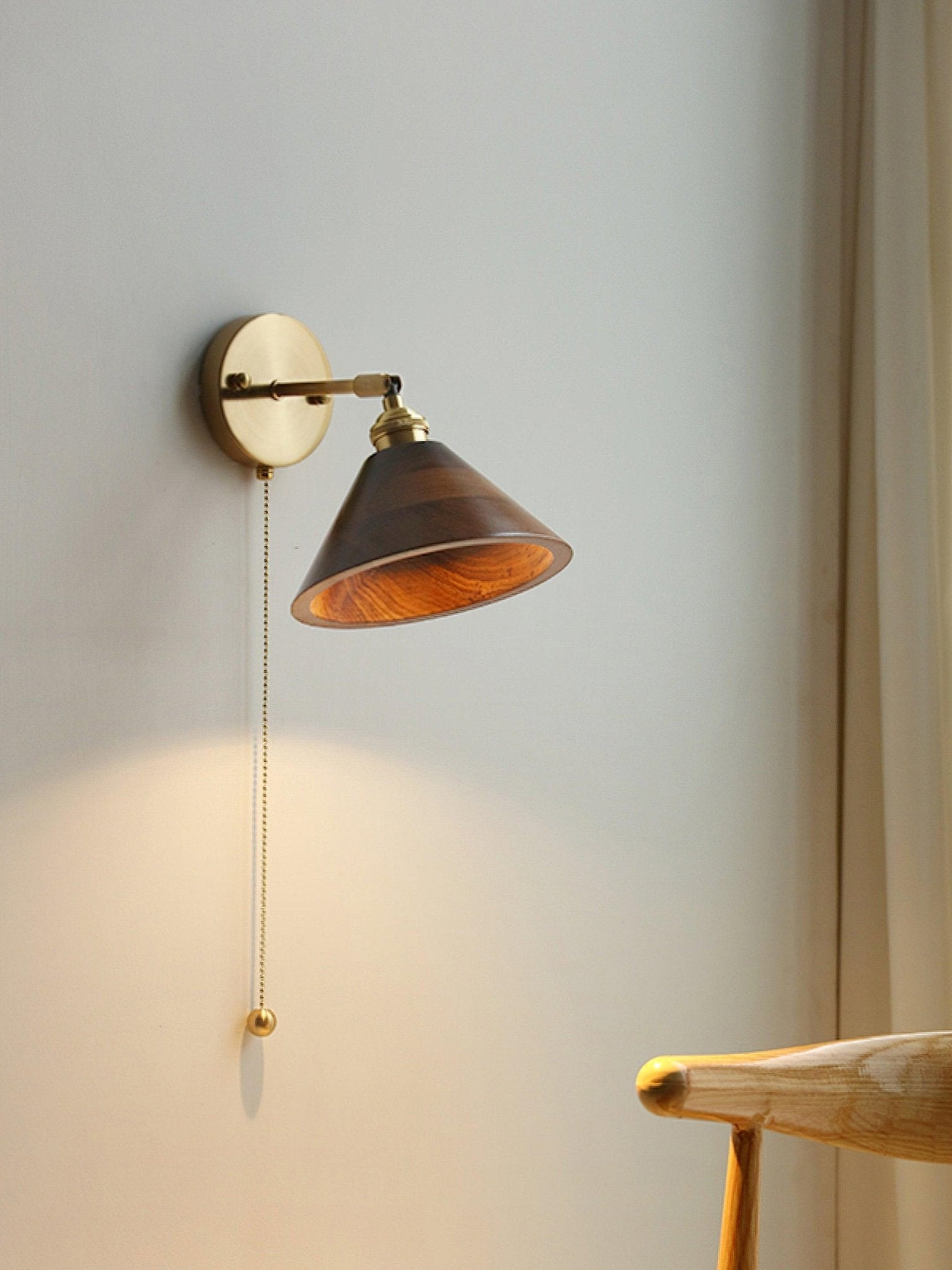Vintage Wandlamp met Walnoothouten Kap en Messing Armatuur – Dubbele Schakelaar Design | Sansoti