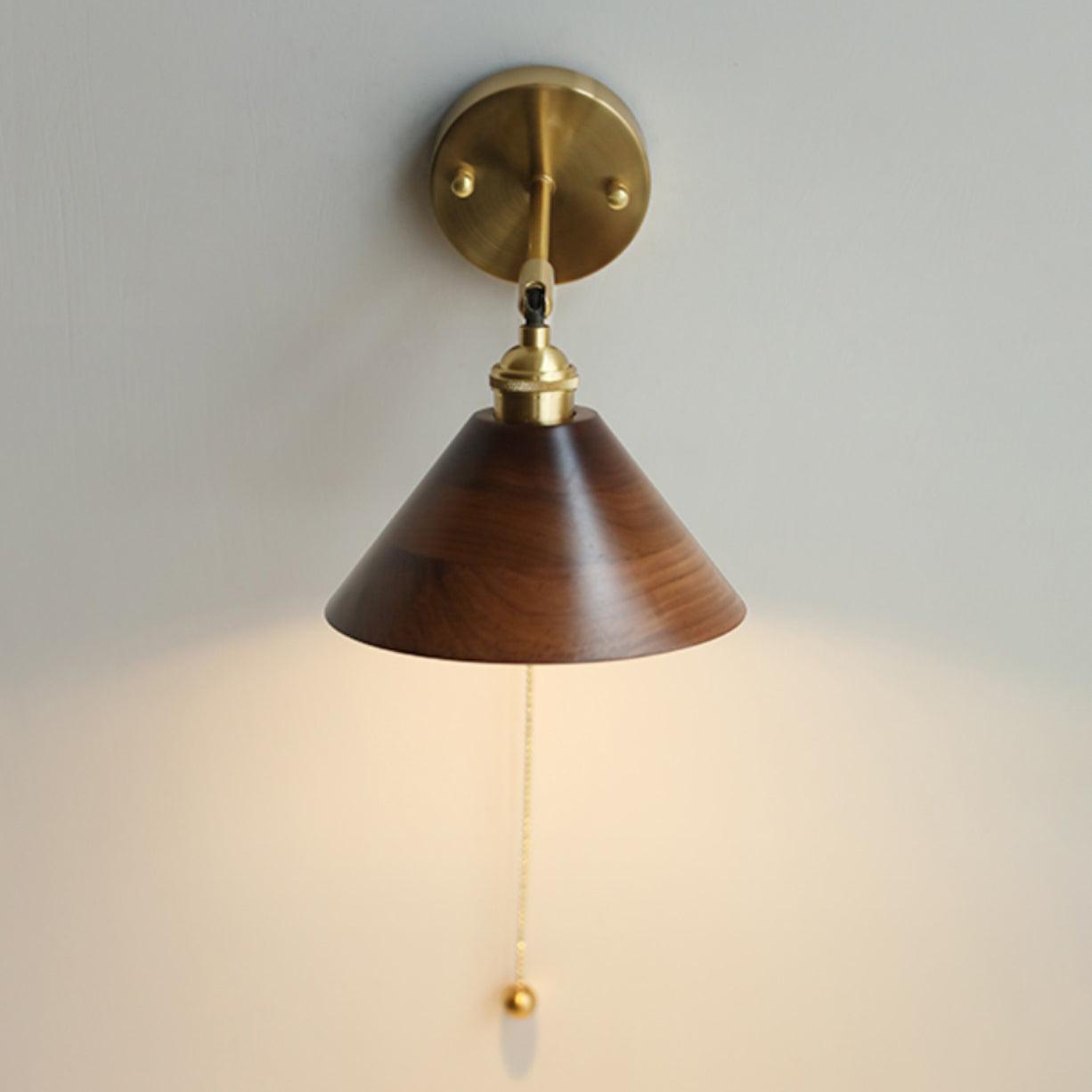 Vintage Wandlamp met Walnoothouten Kap en Messing Armatuur – Dubbele Schakelaar Design | Sansoti