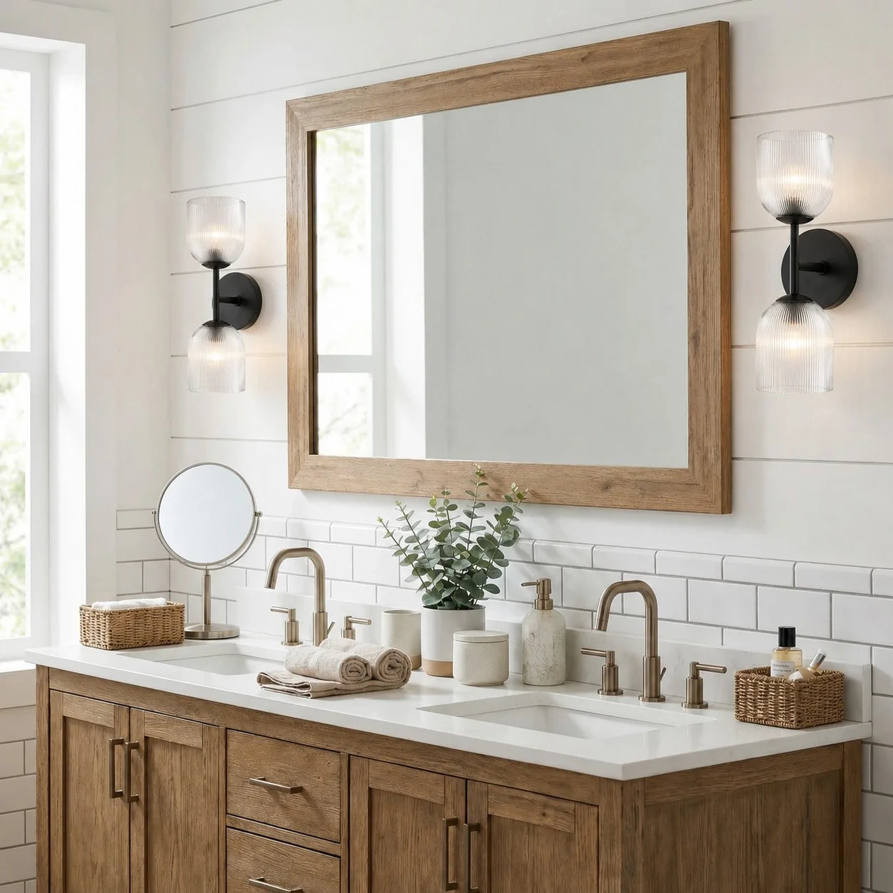 Wandlamp met geribbeld glas en koperen finish voor hal, slaapkamer en badkamer | Sansoti