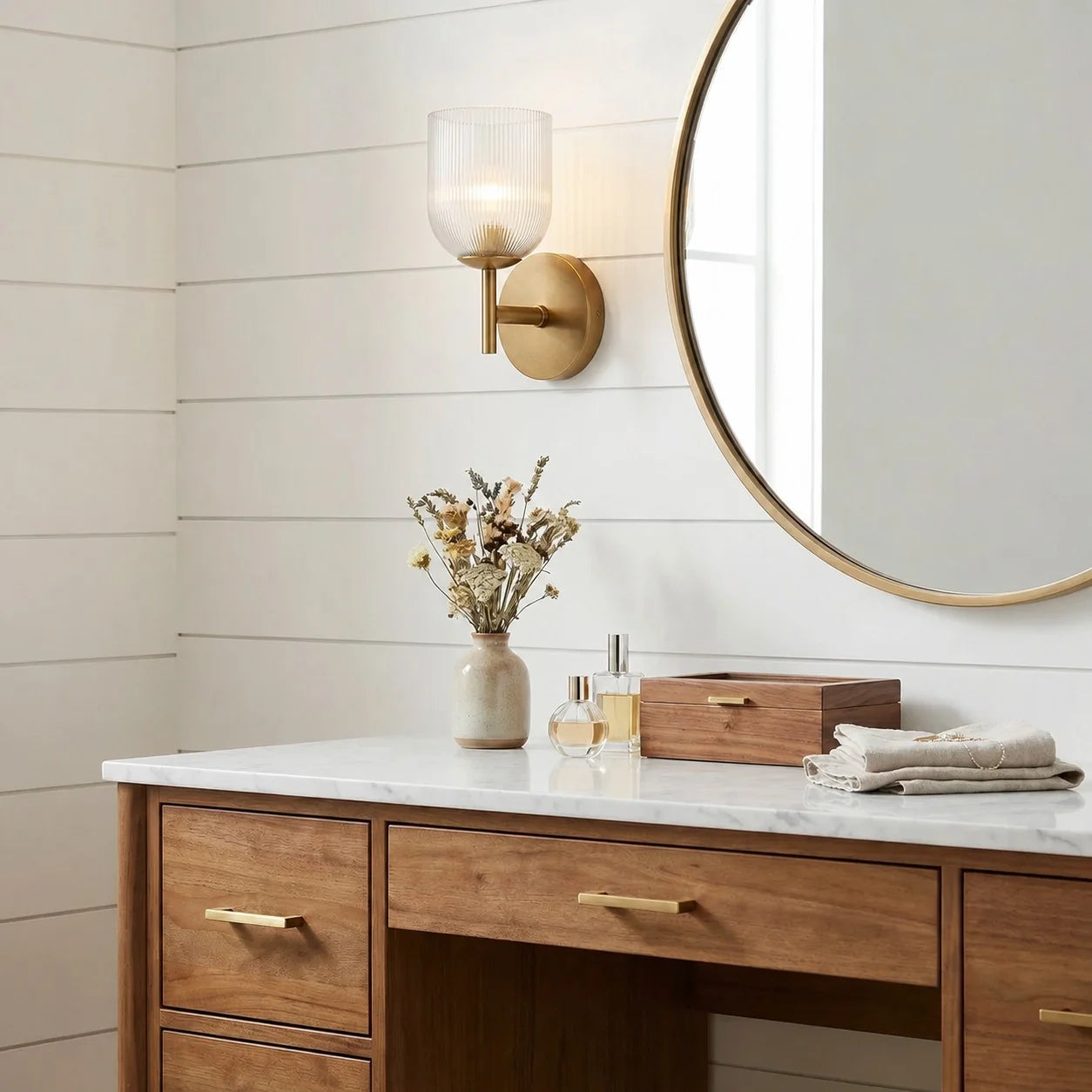 Wandlamp met geribbeld glas en koperen finish voor hal, slaapkamer en badkamer | Sansoti