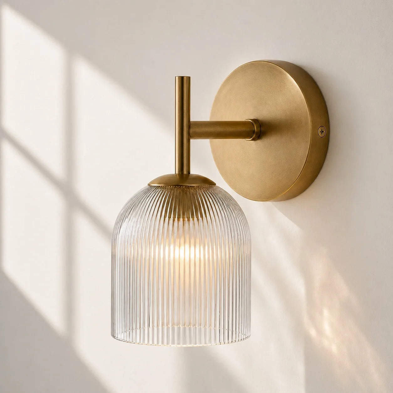 Wandlamp met geribbeld glas en koperen finish voor hal, slaapkamer en badkamer | Sansoti