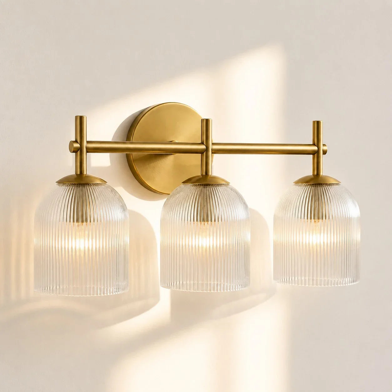 Wandlamp met geribbeld glas en koperen finish voor hal, slaapkamer en badkamer | Sansoti