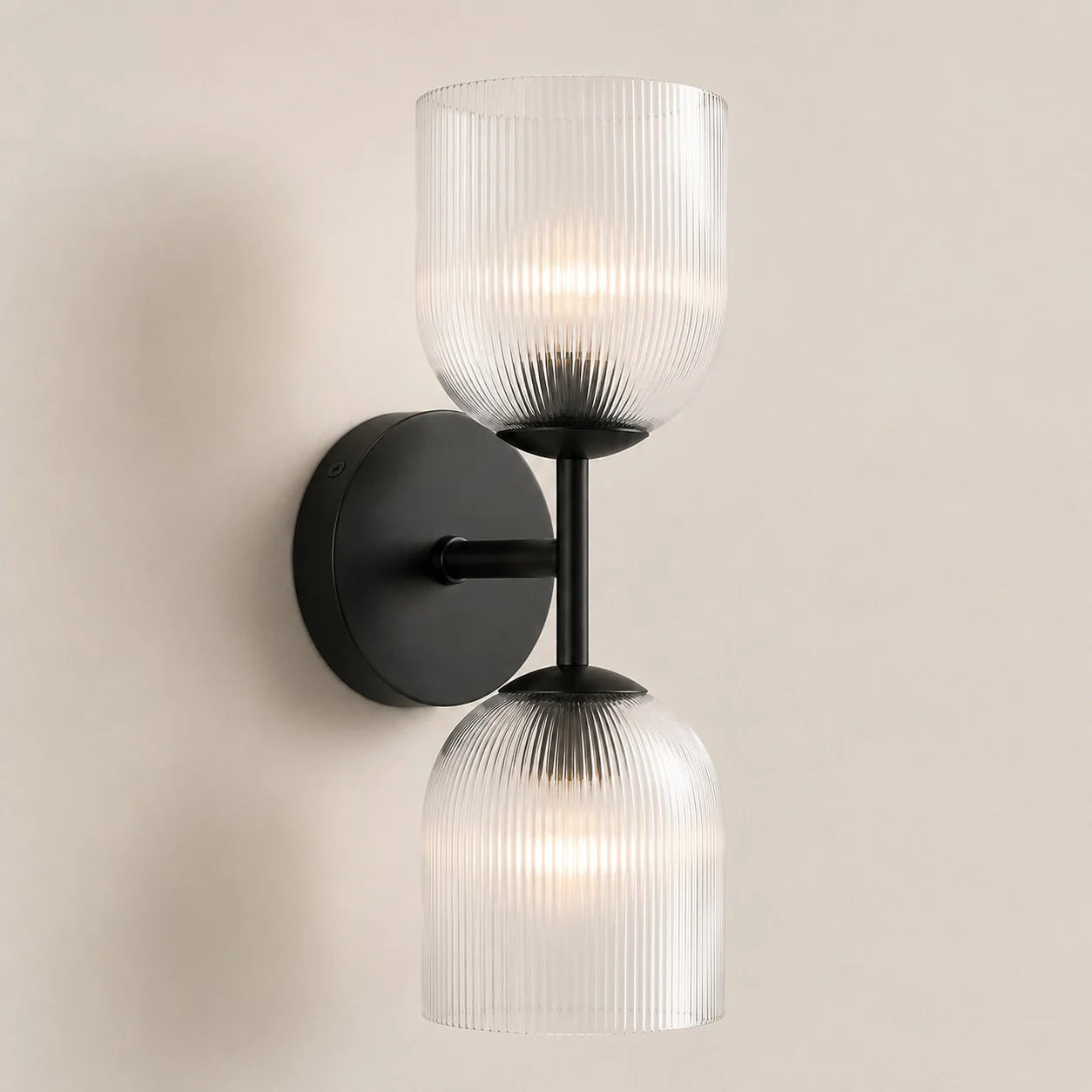 Wandlamp met geribbeld glas en koperen finish voor hal, slaapkamer en badkamer | Sansoti