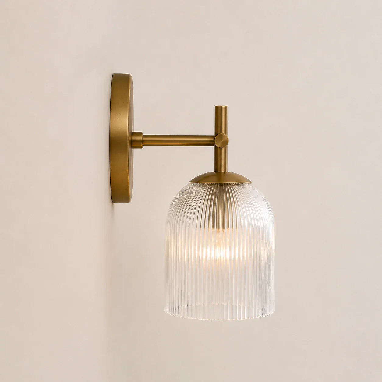 Wandlamp met geribbeld glas en koperen finish voor hal, slaapkamer en badkamer | Sansoti