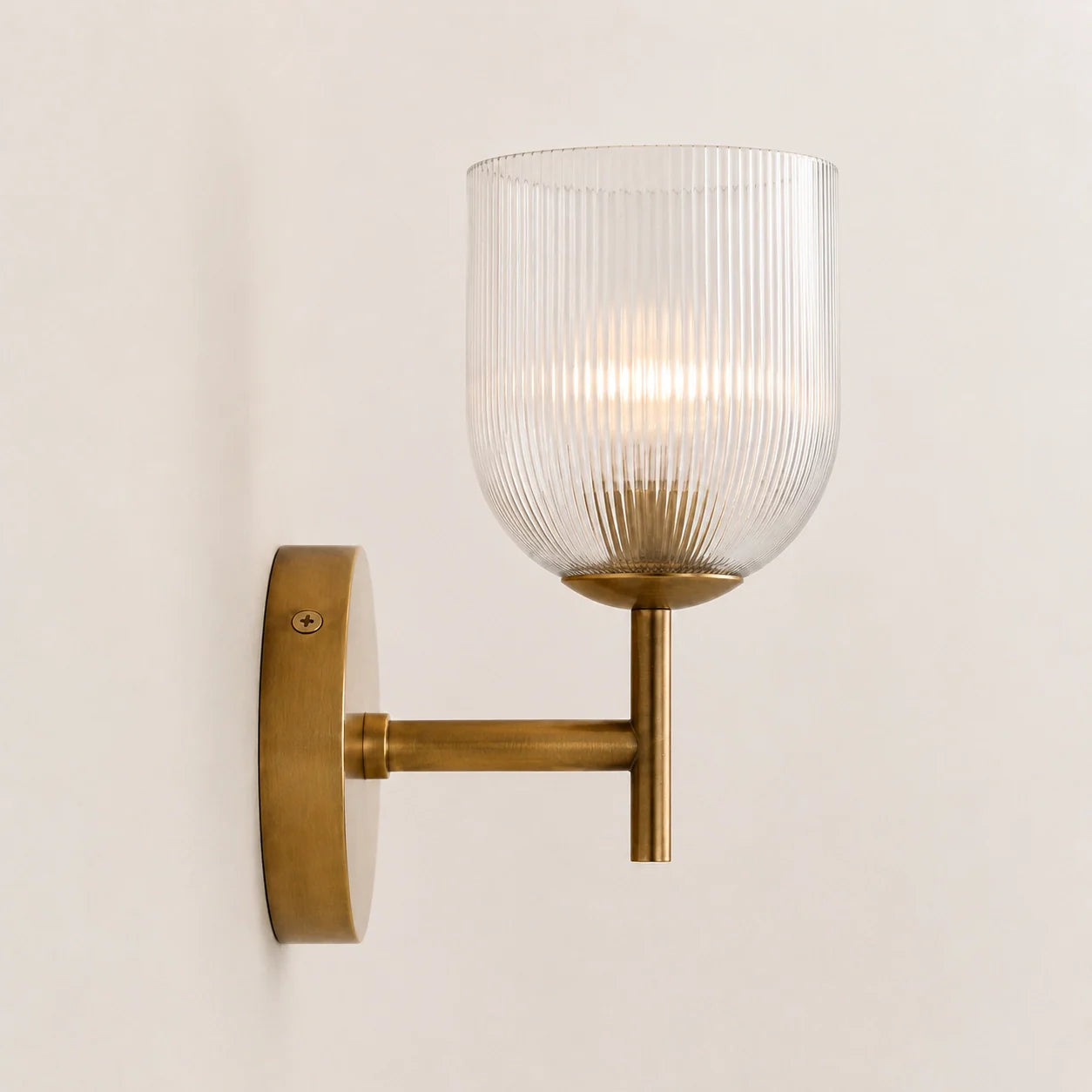 Wandlamp met geribbeld glas en koperen finish voor hal, slaapkamer en badkamer | Sansoti