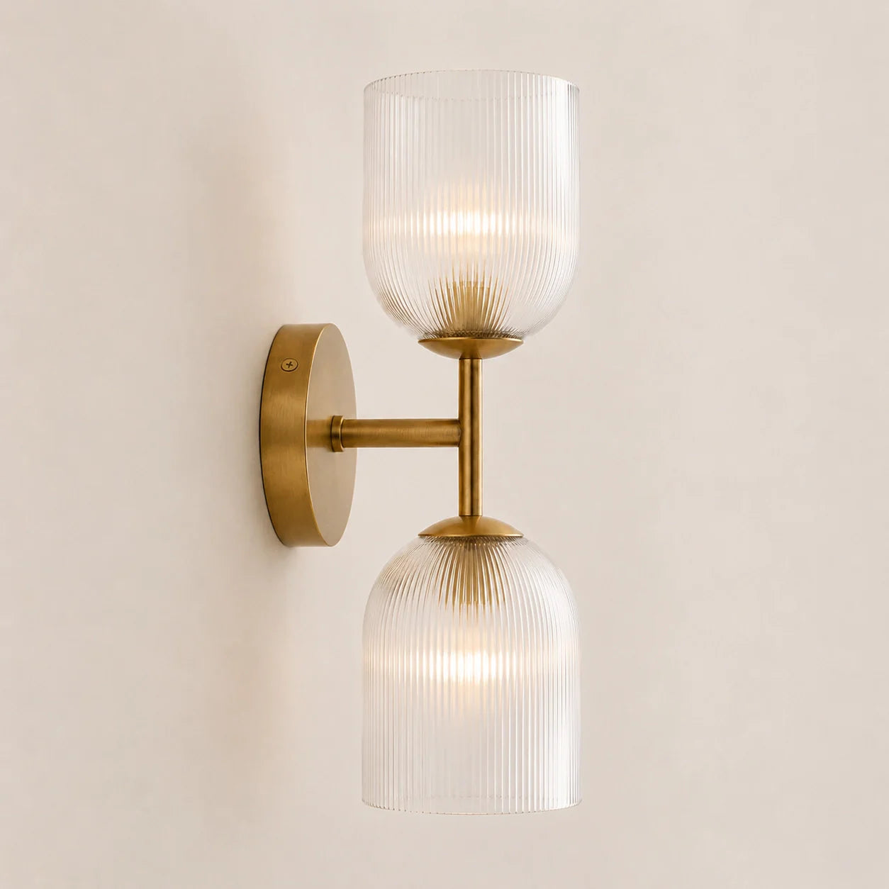 Wandlamp met geribbeld glas en koperen finish voor hal, slaapkamer en badkamer | Sansoti