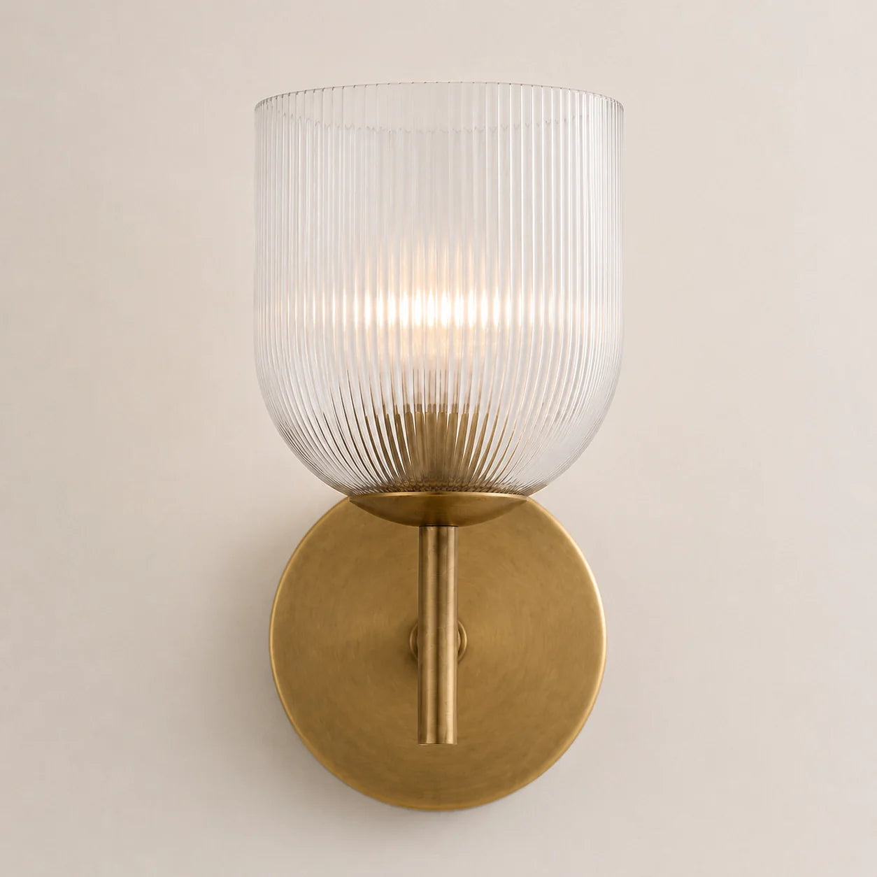 Wandlamp met geribbeld glas en koperen finish voor hal, slaapkamer en badkamer | Sansoti