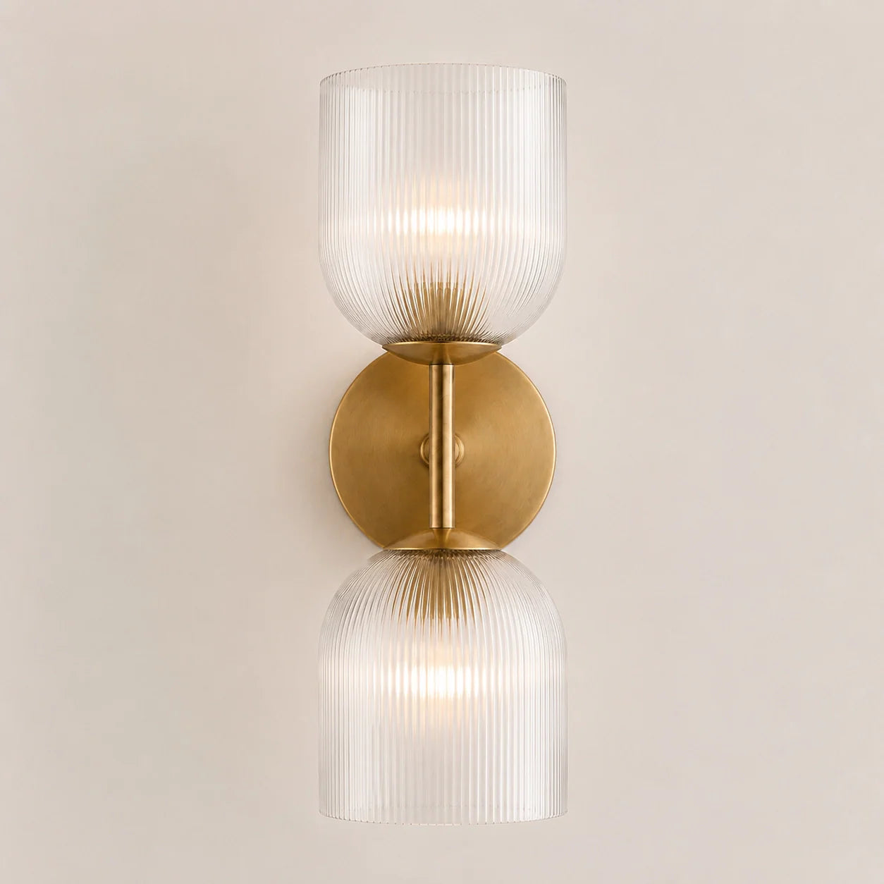 Wandlamp met geribbeld glas en koperen finish voor hal, slaapkamer en badkamer | Sansoti