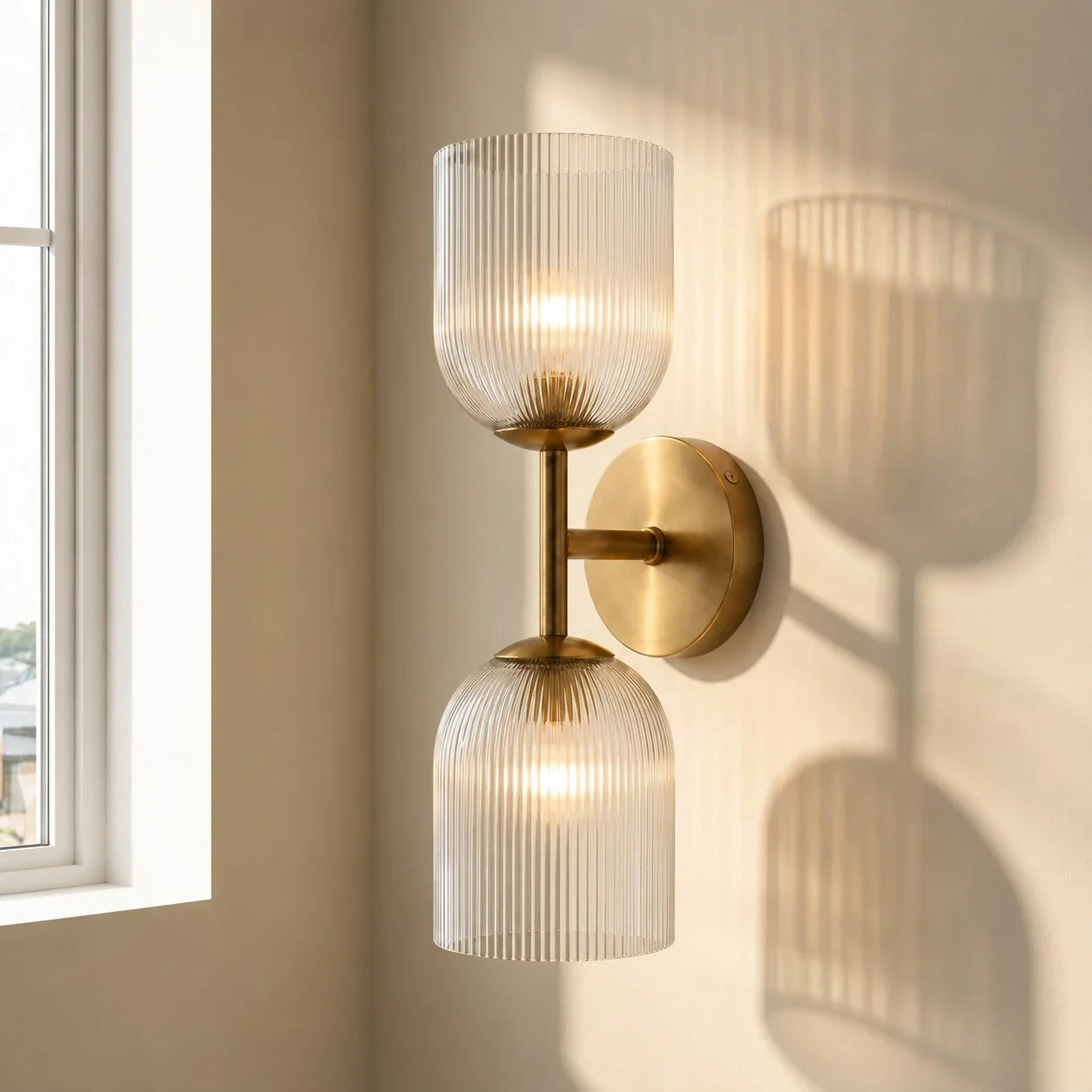Wandlamp met geribbeld glas en koperen finish voor hal, slaapkamer en badkamer | Sansoti