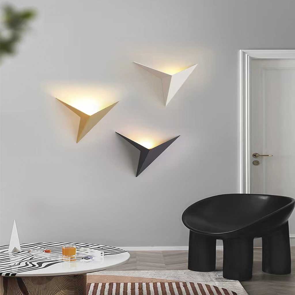 Dreieckige LED-Wandleuchte, geometrisches Metalldesign, modernes Interieur, Schlafzimmer, Wohnzimmer, 25 cm, minimalistisch | Sansoti