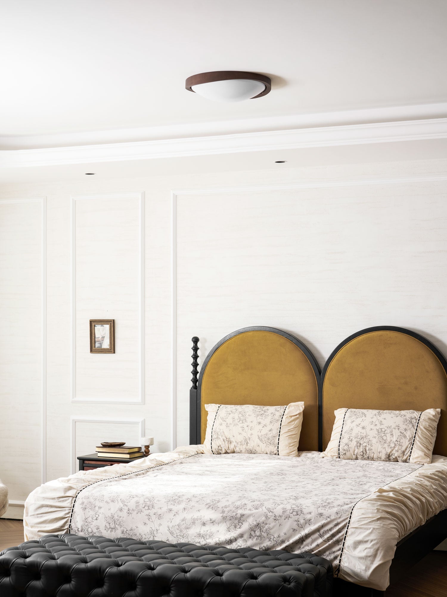 Houten Plafondlamp met Gebogen Rand – Scandinavisch Design met Walnoot Afwerking & Warme Verlichting voor Woonkamer Slaapkamer | Sansoti