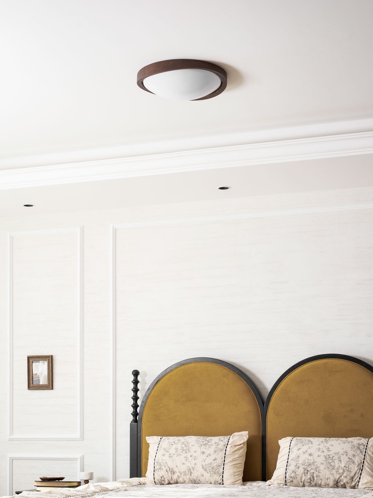 Houten Plafondlamp met Gebogen Rand – Scandinavisch Design met Walnoot Afwerking & Warme Verlichting voor Woonkamer Slaapkamer | Sansoti