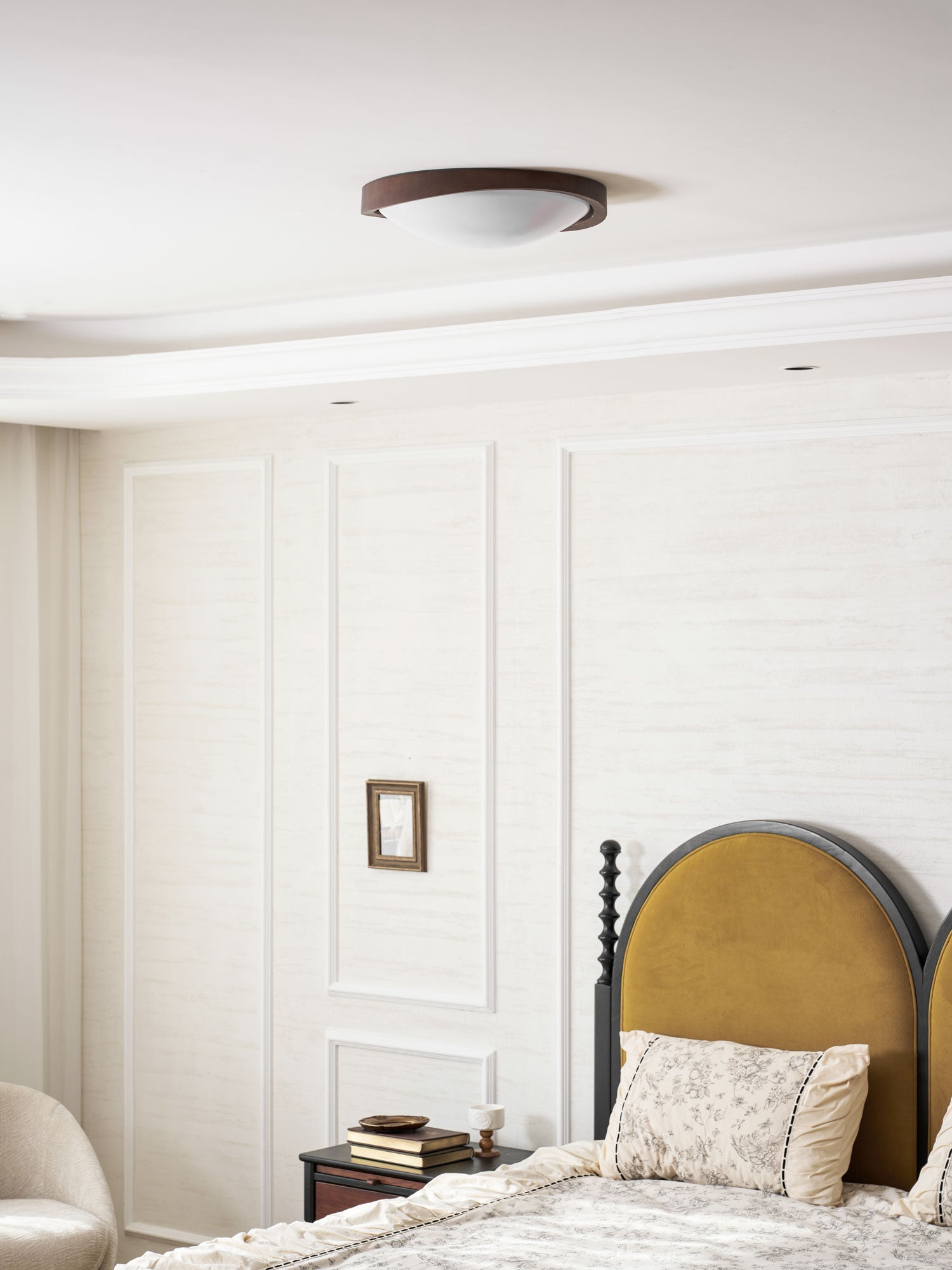 Houten Plafondlamp met Gebogen Rand – Scandinavisch Design met Walnoot Afwerking & Warme Verlichting voor Woonkamer Slaapkamer | Sansoti