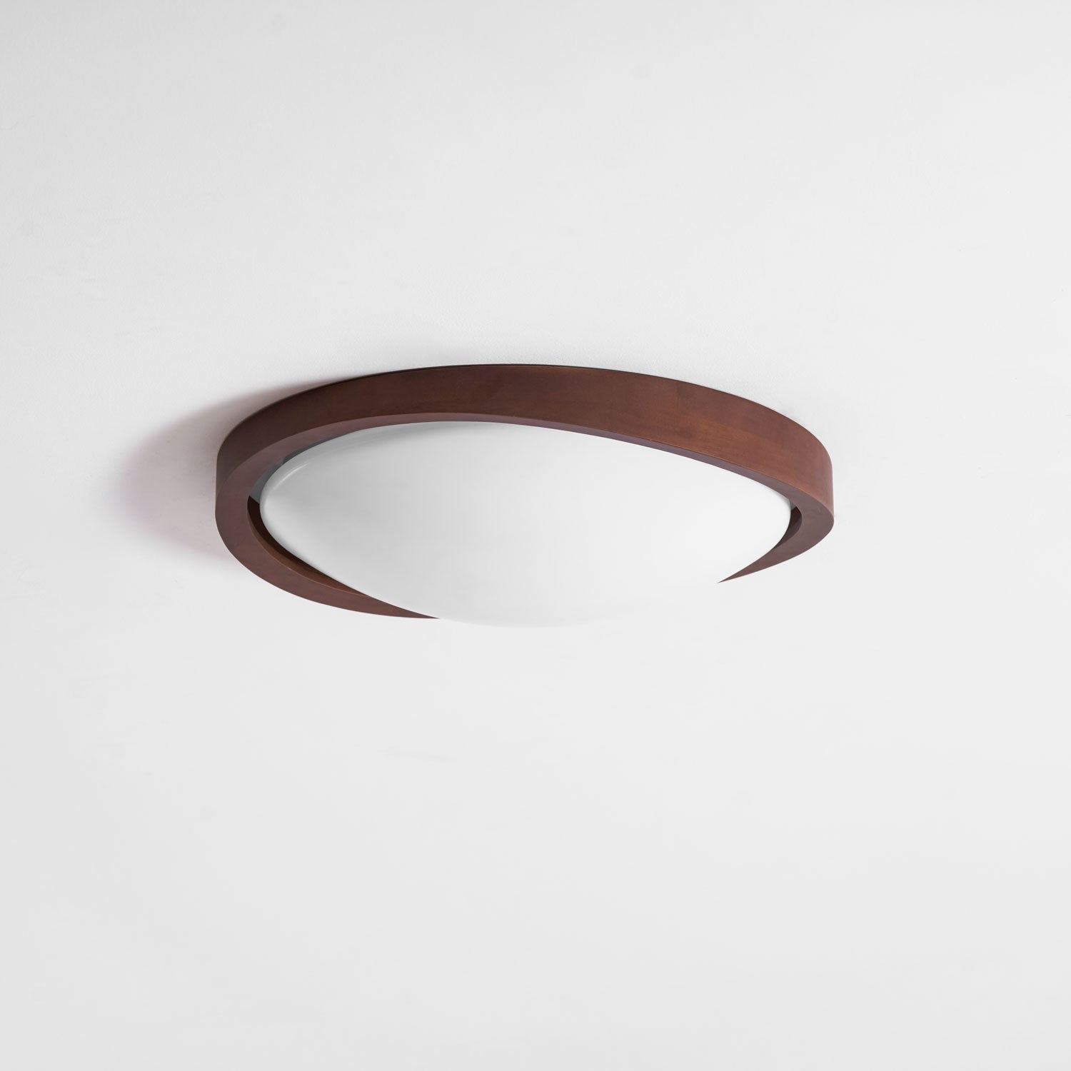 Houten Plafondlamp met Gebogen Rand – Scandinavisch Design met Walnoot Afwerking & Warme Verlichting voor Woonkamer Slaapkamer | Sansoti
