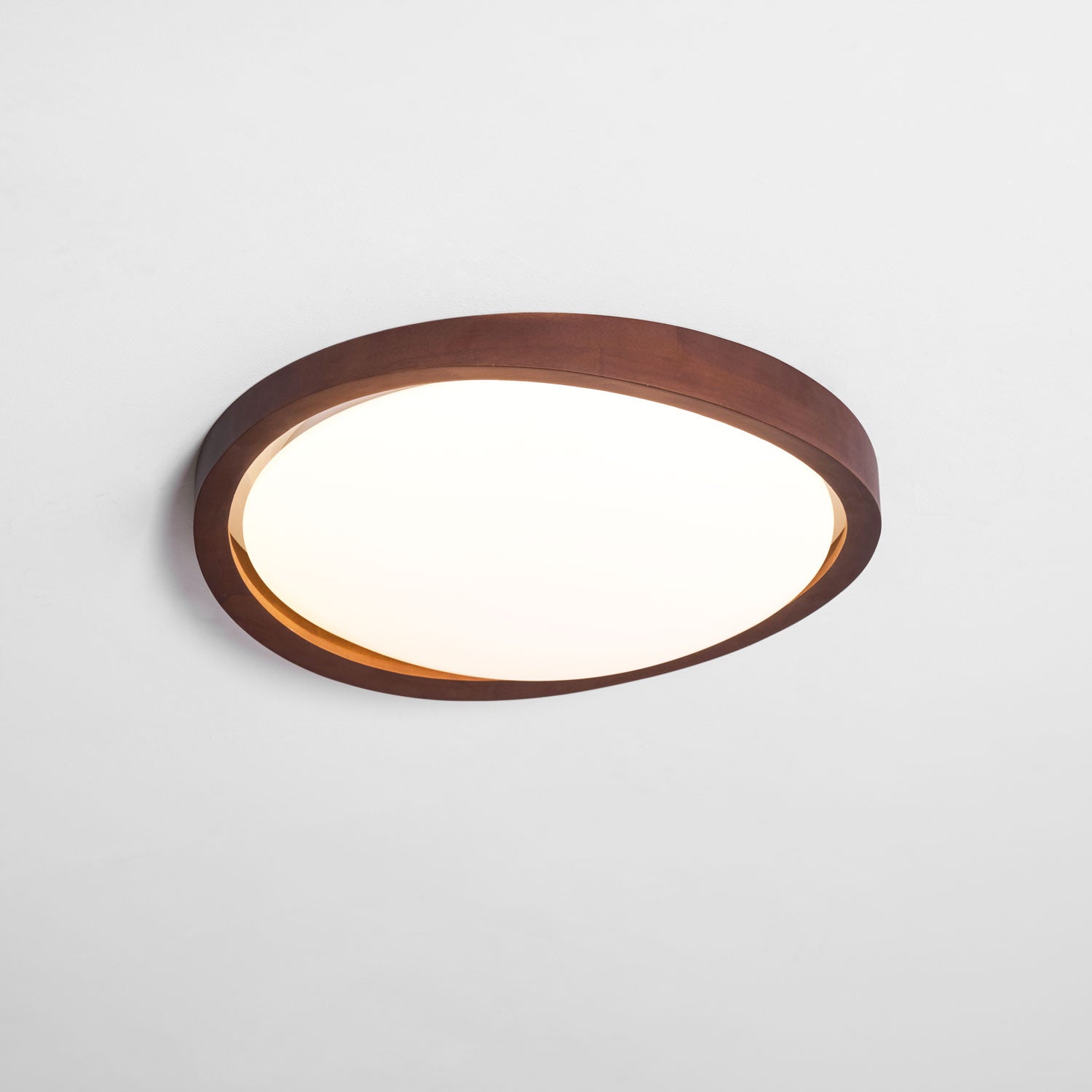 Houten Plafondlamp met Gebogen Rand – Scandinavisch Design met Walnoot Afwerking & Warme Verlichting voor Woonkamer Slaapkamer | Sansoti