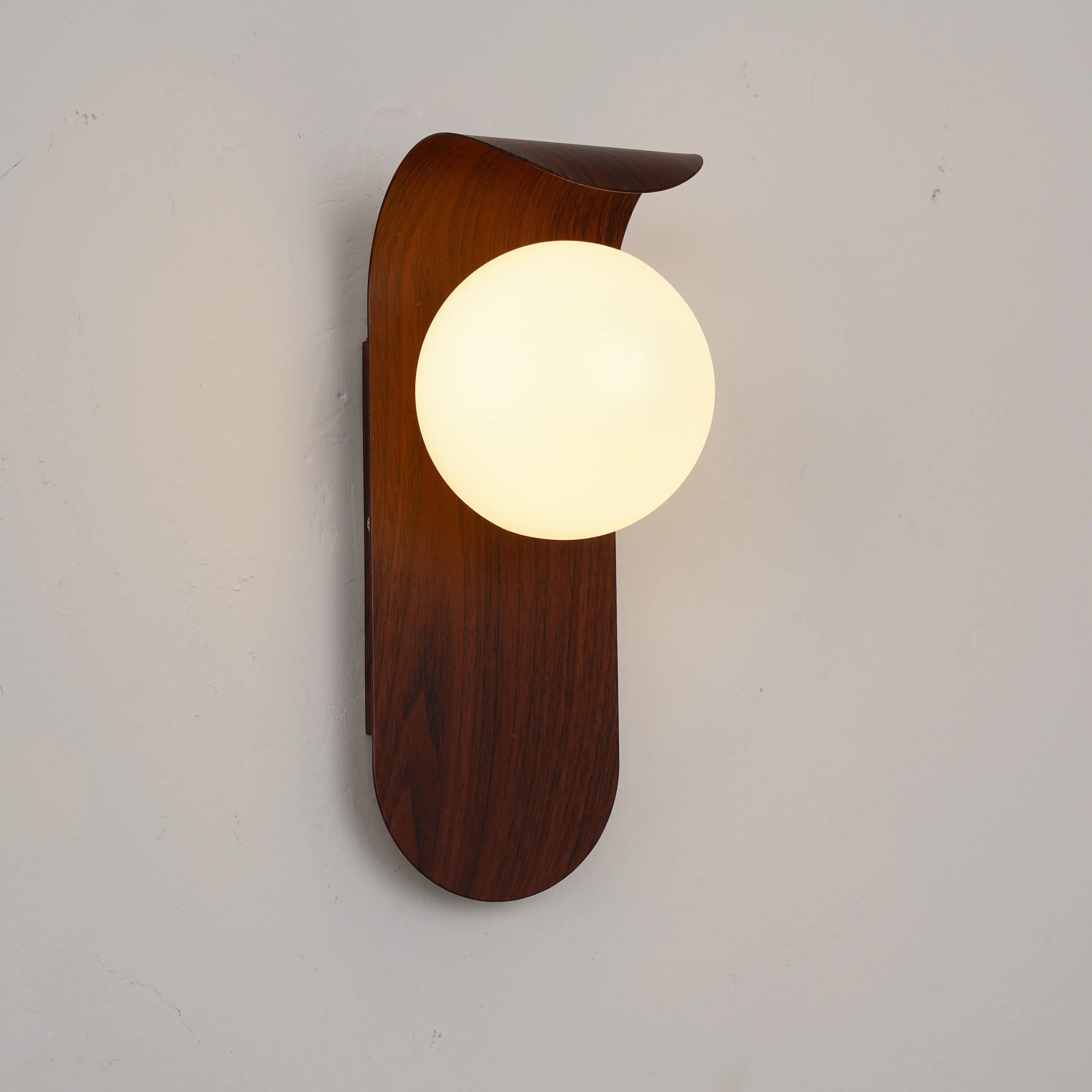 Wandleuchte mit Kugelschirm, G9-Fassung, Walnussholz, LED-Beleuchtung für Schlafzimmer, Flur und Treppenhaus, warmes Licht, Japandi-Stil | Sansoti