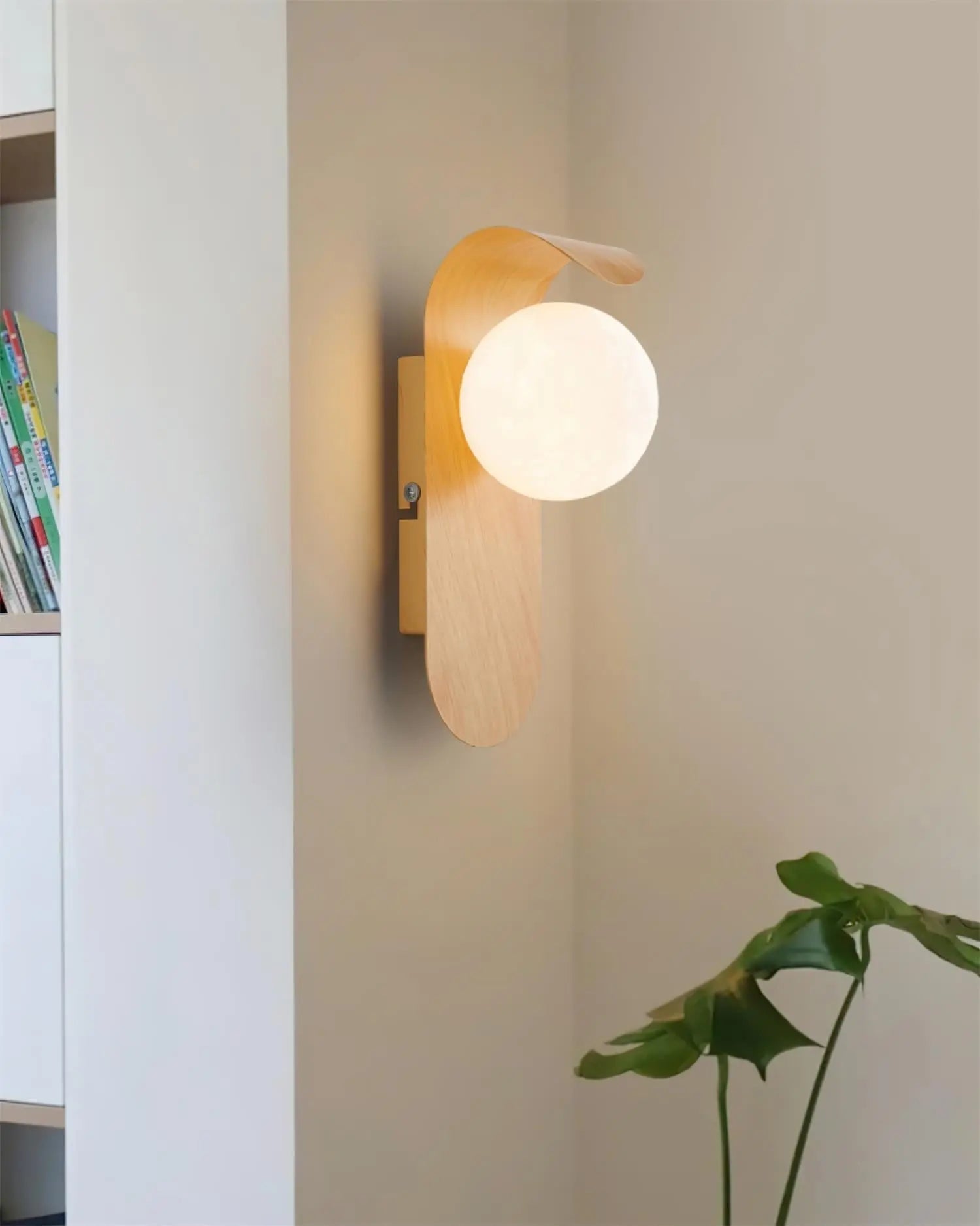 Wandleuchte mit Kugelschirm, G9-Fassung, Walnussholz, LED-Beleuchtung für Schlafzimmer, Flur und Treppenhaus, warmes Licht, Japandi-Stil | Sansoti