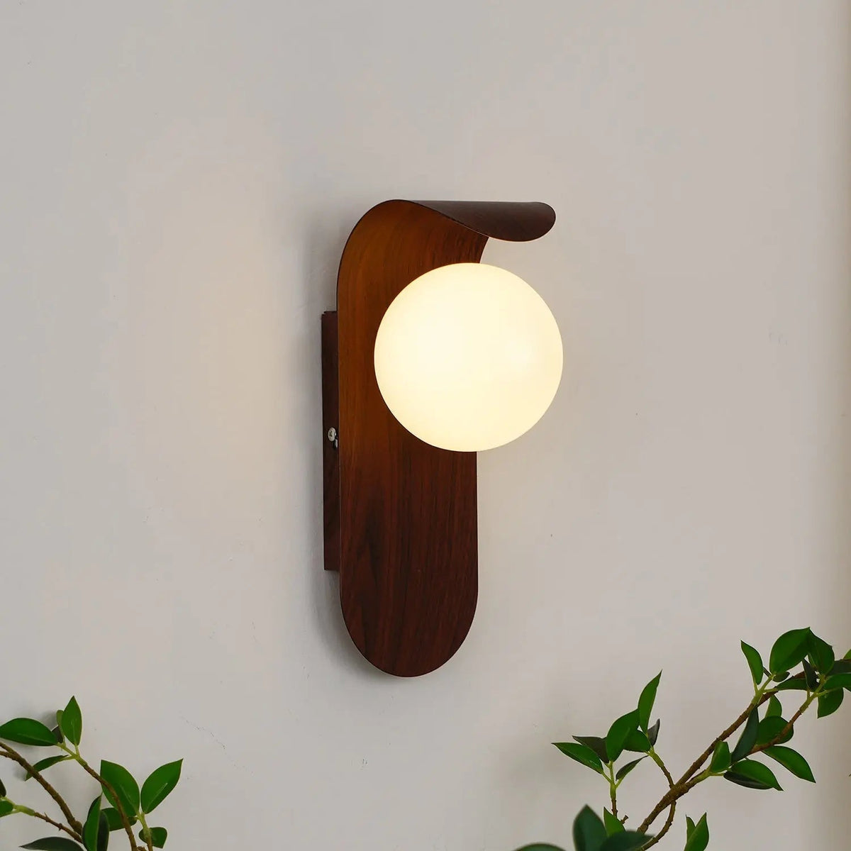Wandleuchte mit Kugelschirm, G9-Fassung, Walnussholz, LED-Beleuchtung für Schlafzimmer, Flur und Treppenhaus, warmes Licht, Japandi-Stil | Sansoti