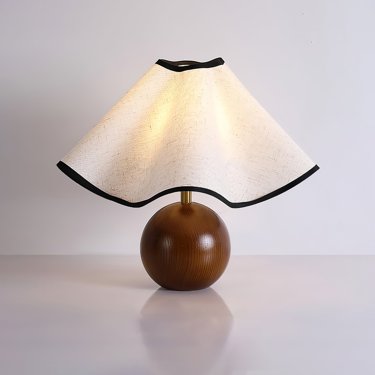Wavecrest Tafellamp Golvende Stoffen Kap met Houten Voet ∅15″ E26/E27 Linnenkap Beige Walnoot Zwart Inline Schakelaar 59″ Snoer Organisch Golvenontwerp Sansoti