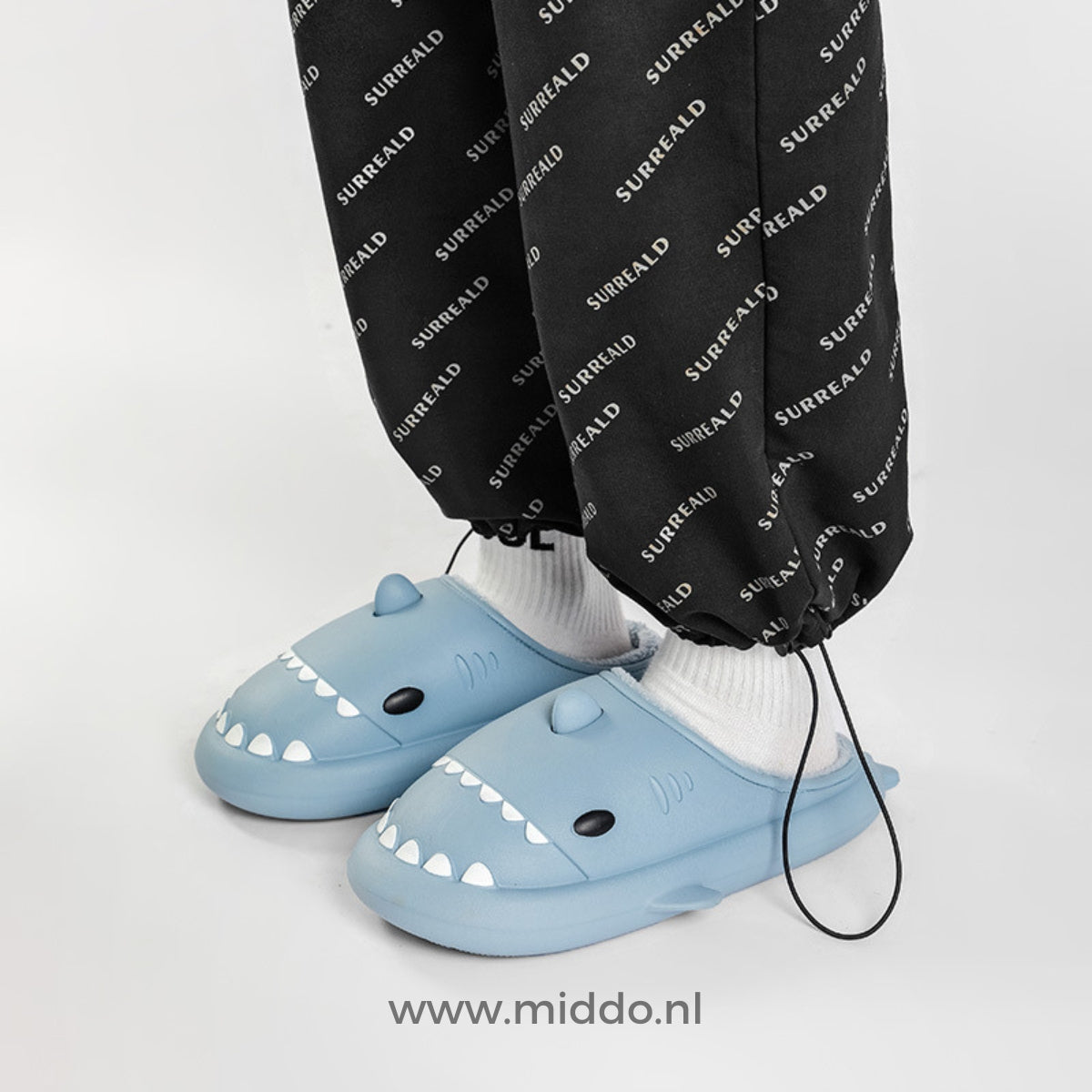 Chaussons en forme de requin en peluche, semelle antidérapante en EVA, chauds et confortables, chaussures d'intérieur pour femmes et hommes, pour l'intérieur et l'extérieur | Sansoti