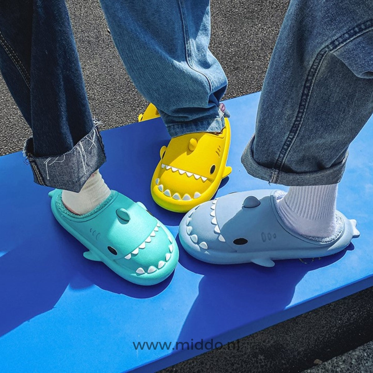 Chaussons en forme de requin en peluche, semelle antidérapante en EVA, chauds et confortables, chaussures d'intérieur pour femmes et hommes, pour l'intérieur et l'extérieur | Sansoti