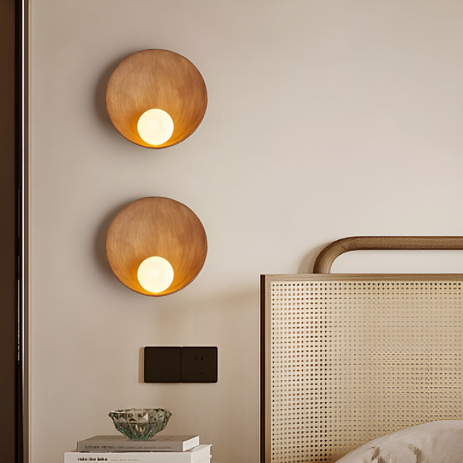 Wandlamp met Houtaccent en Melkglazen Kap – Sfeervolle Minimalistisch Verlichting | Sansoti