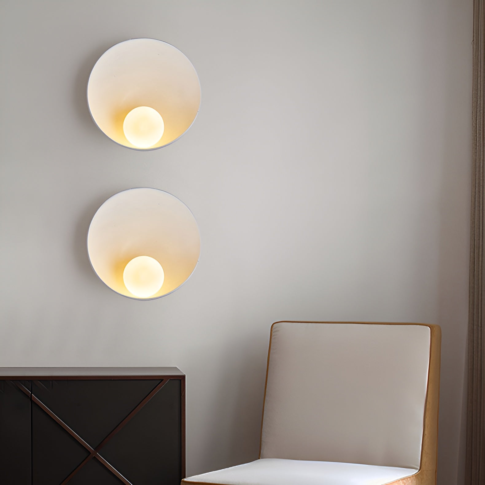 Wandlamp met Houtaccent en Melkglazen Kap – Sfeervolle Minimalistisch Verlichting | Sansoti