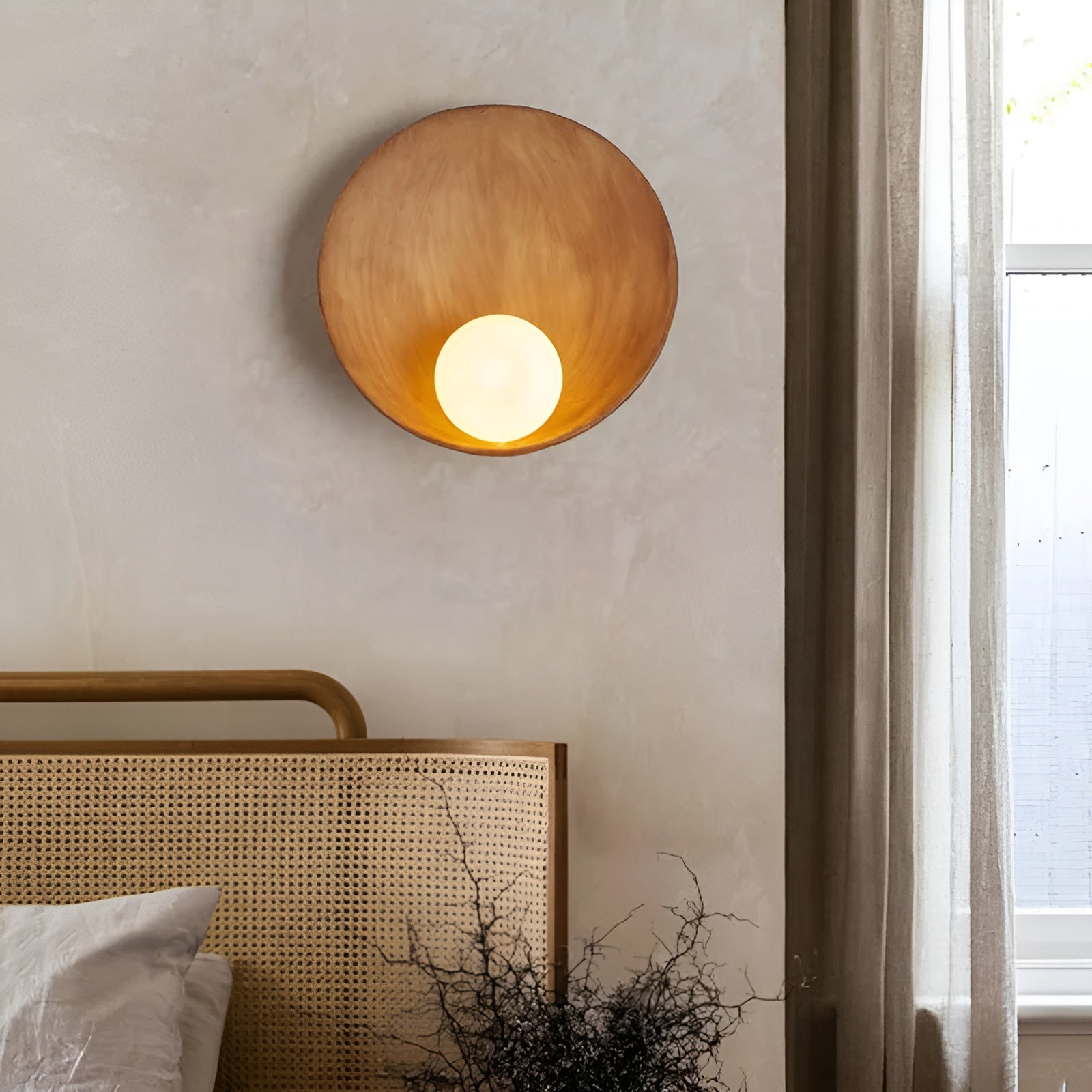Wandlamp met Houtaccent en Melkglazen Kap – Sfeervolle Minimalistisch Verlichting | Sansoti