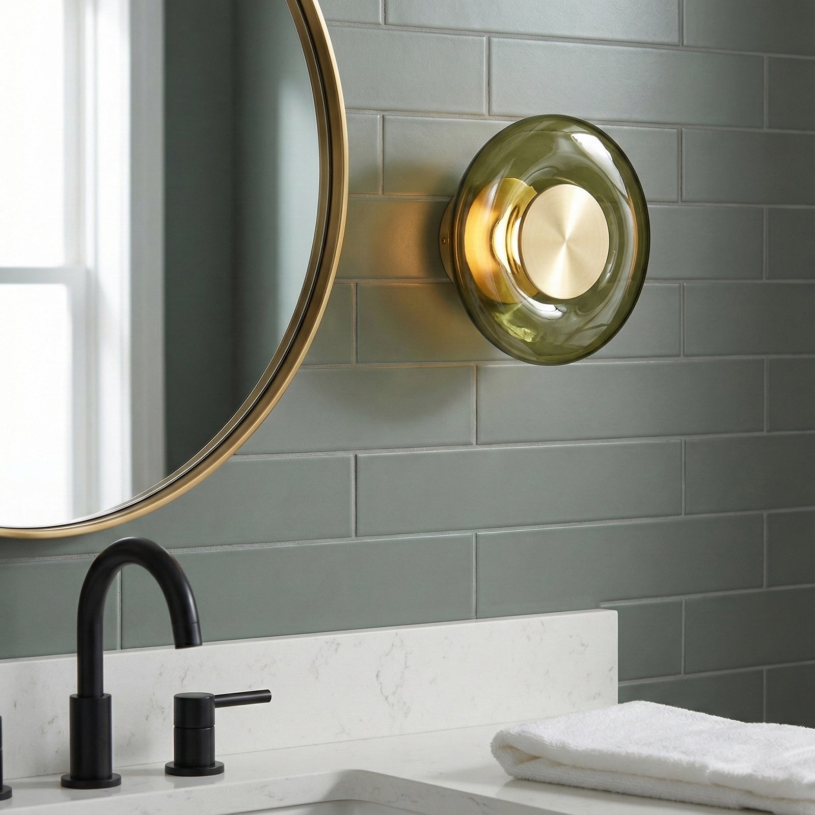 Wandlamp met Groen Glas & Gouden Afwerking – Moderne Verlichtingsaccent voor Hal en Slaapkamer | Sansoti