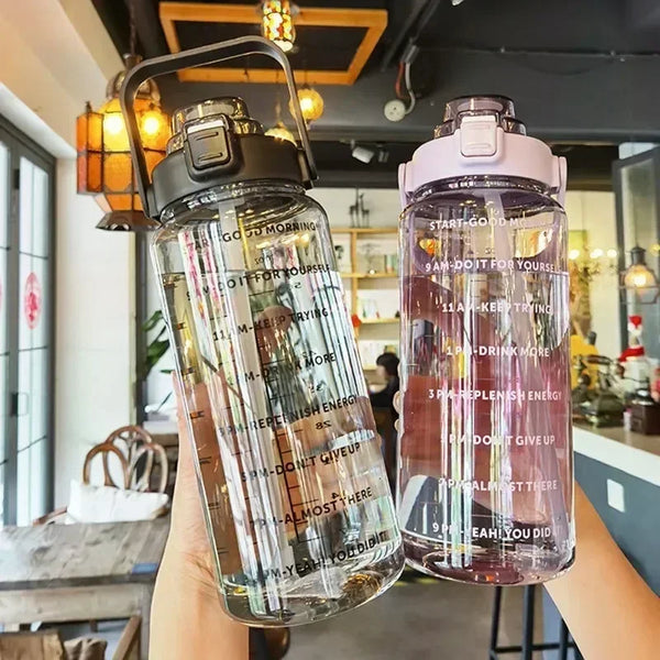 Trinkflasche 2 Liter mit Zeitmarkierungen und Strohhalm - BPA-freie Sportflasche für tägliche Flüssigkeitszufuhr und Sport | Sansoti