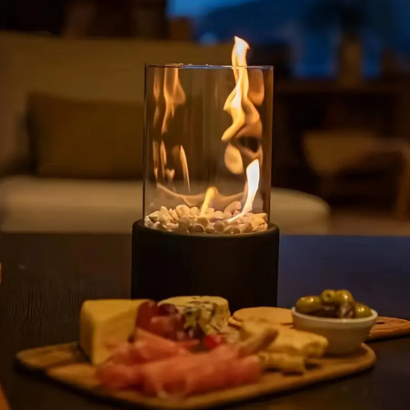 Moderner Bioethanol-Tischkamin mit Glaszylinder und rauchfreier Flamme für gemütliche Wärme drinnen und draußen | Restfield